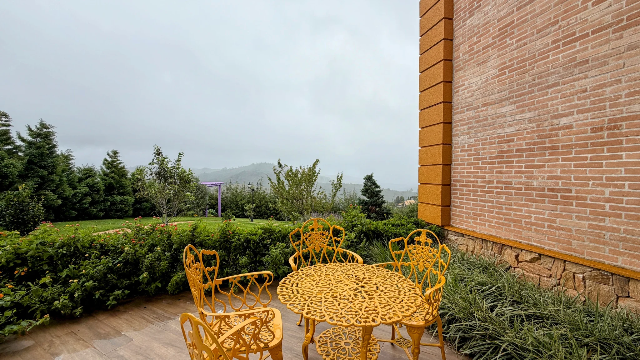 Casa à venda com 4 suítes no  Condomínio Iporanga em Campos do Jordão/SP. 