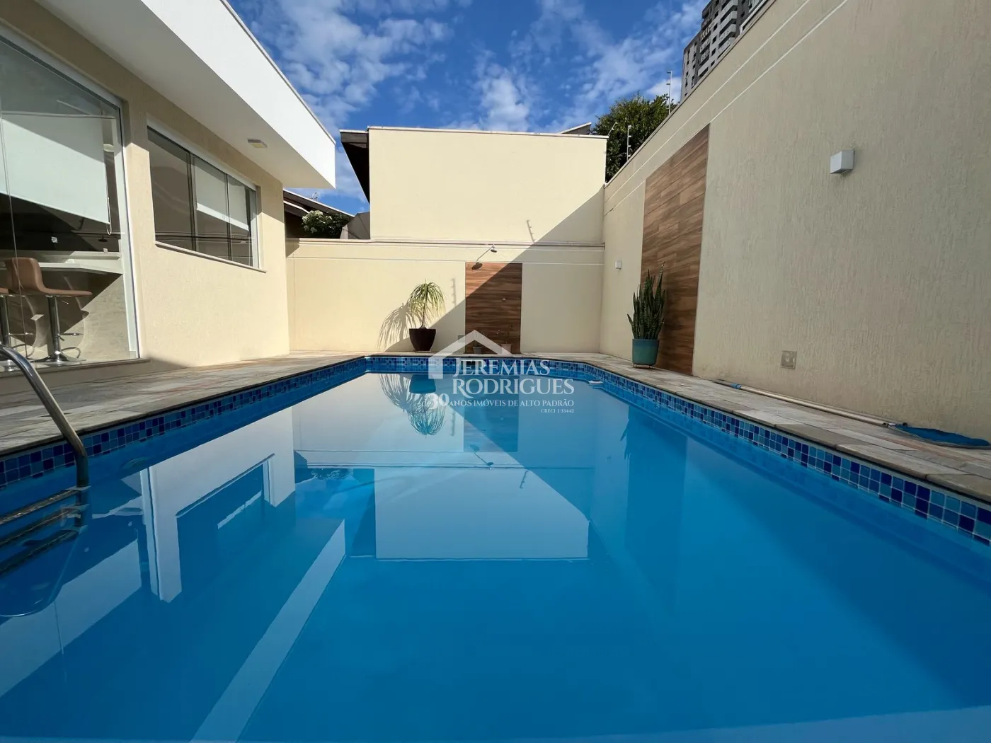 Casa à venda com 4 suítes no Condomínio Taubaté Village em Taubaté/SP.