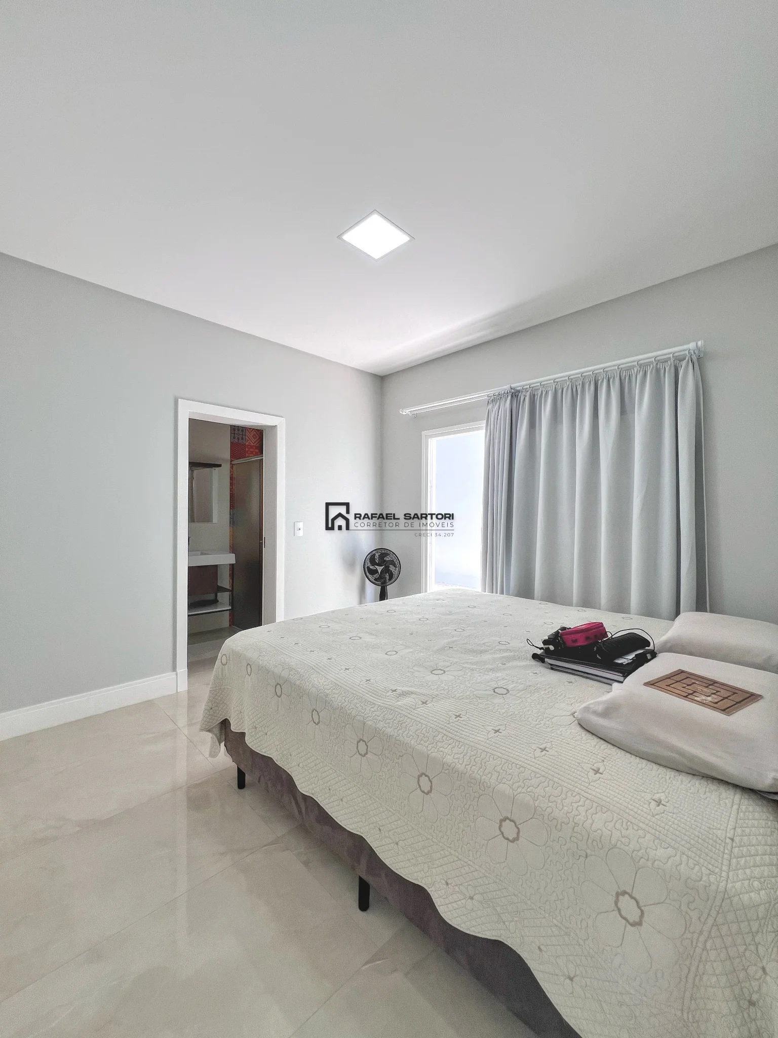 CASA COM 04 QUARTOS NO AMIZADE