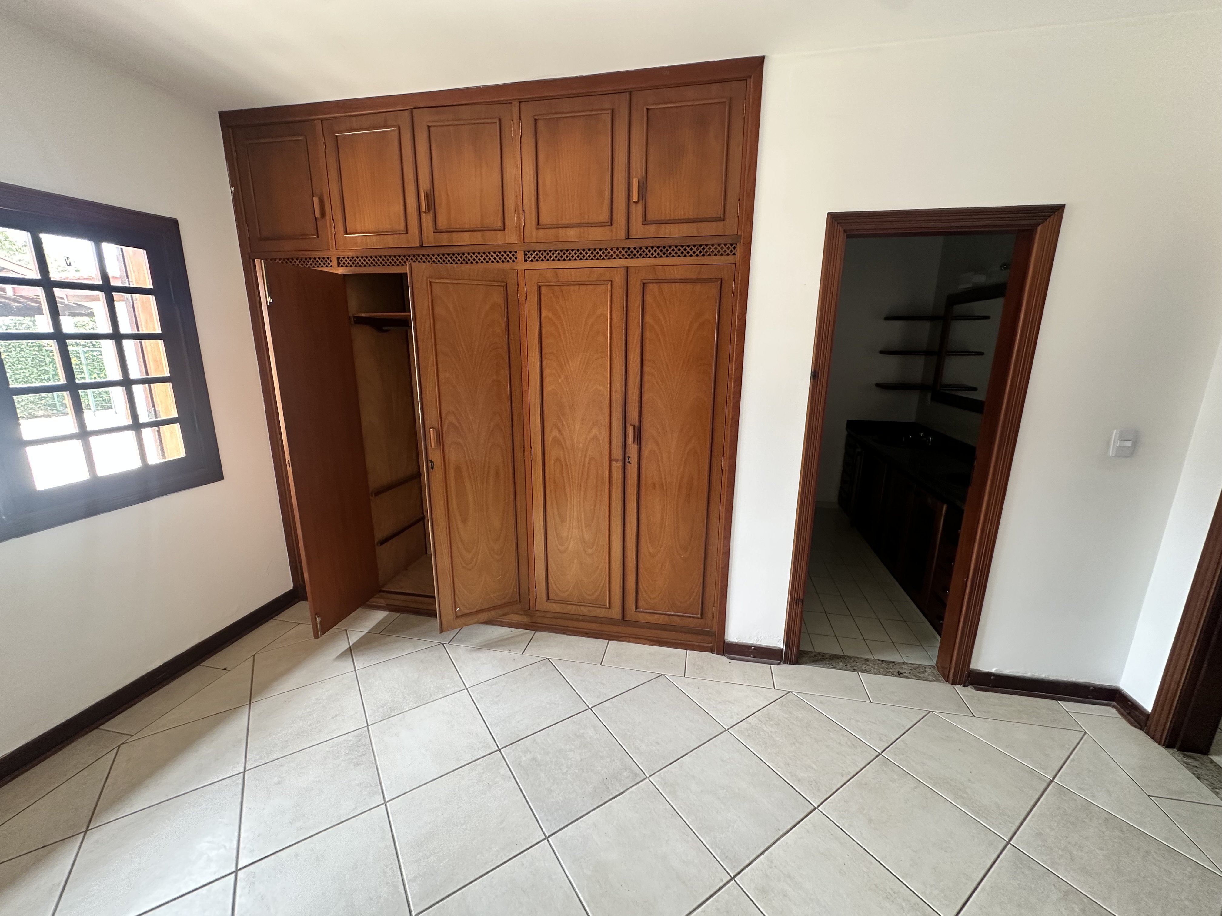 Casa para venda e locação com 6 dormitórios no Condomínio Village Paineiras em Pindamonhangaba/SP.