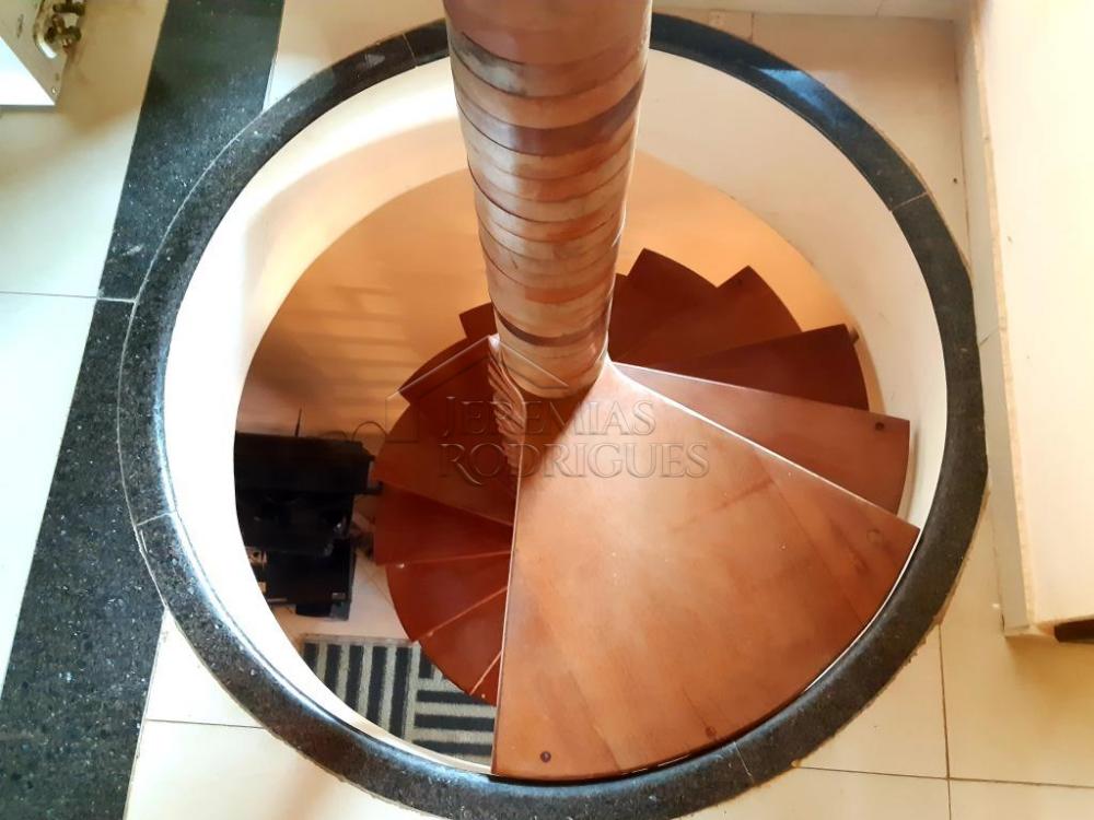 Casa à venda com 6 dormitórios no Condomínio Chácaras Cataguá em Taubaté/SP.