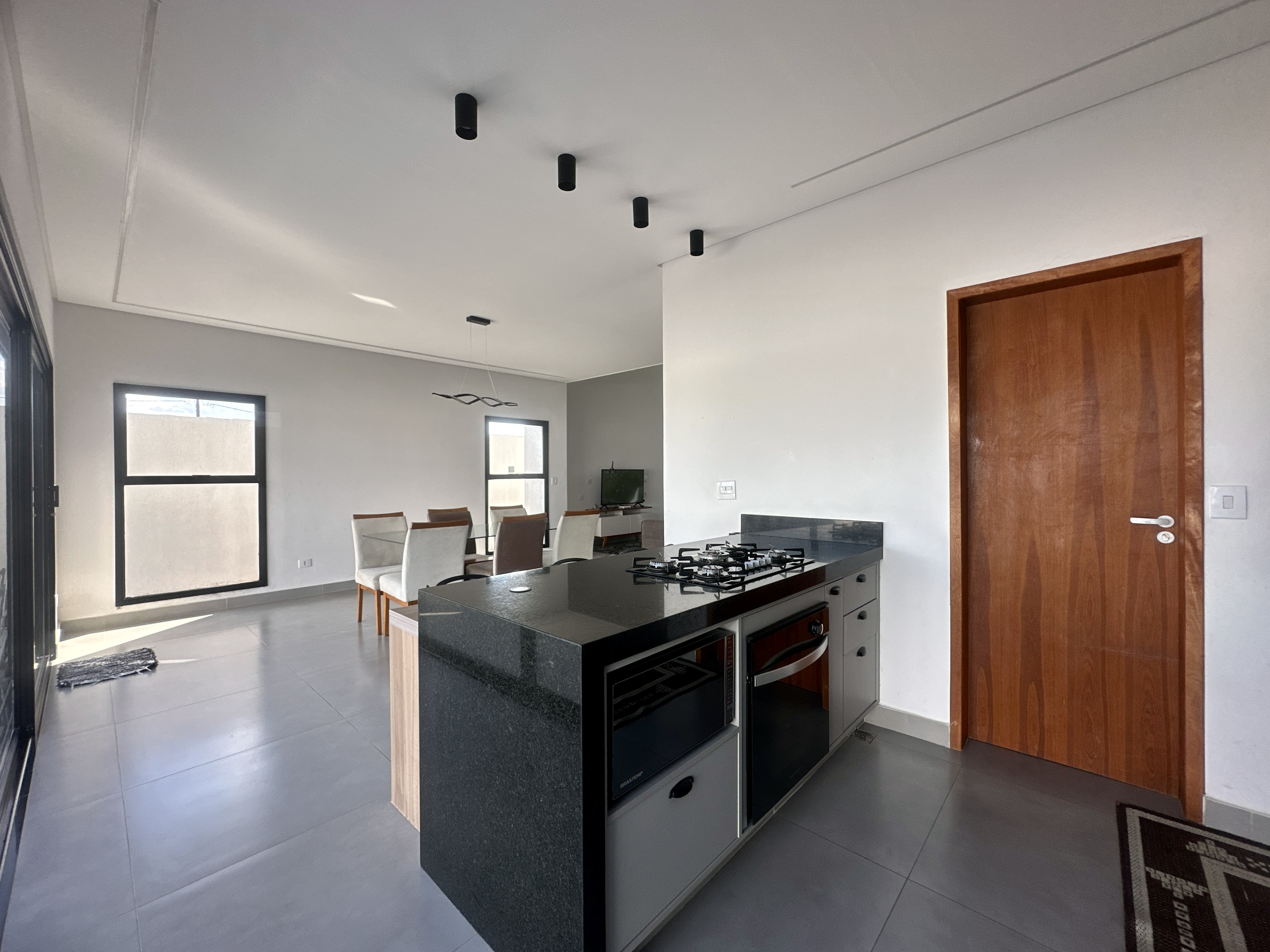 Casa à venda com 4 dormitórios no Condomínio Bella Vitta em Caçapava/SP.