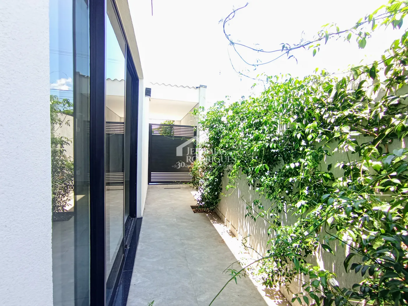 Casa assobradada à venda com 3 suítes no Condomínio Cyrela Landscape em Taubaté/SP.