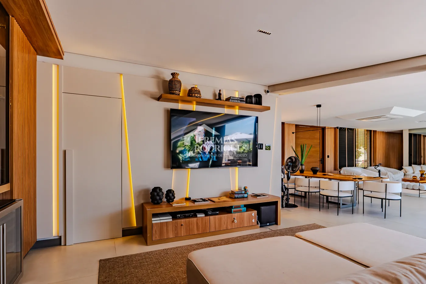 Casa à venda com 4 suítes no Condomínio Taubaté Village em Taubaté/SP.