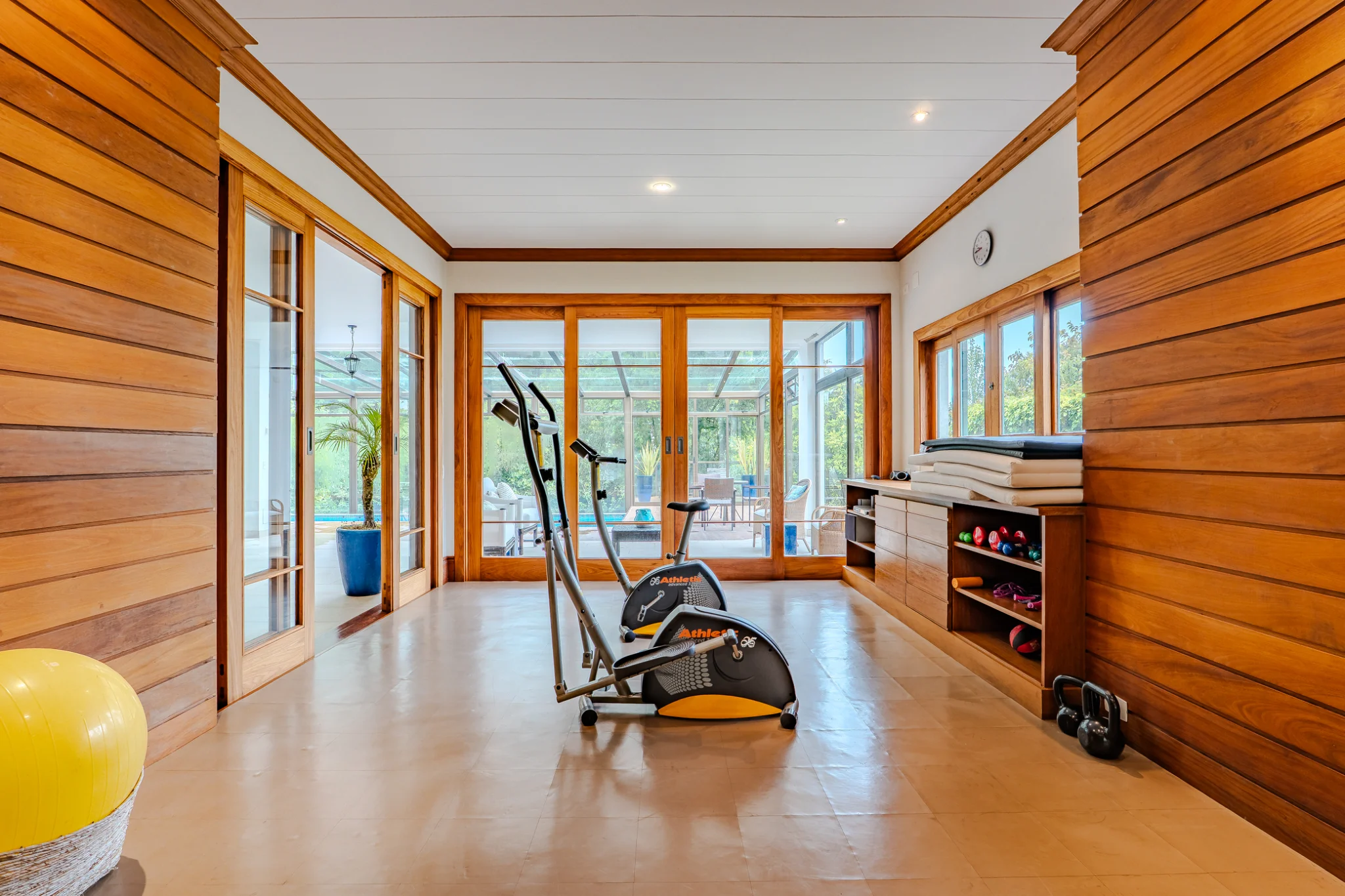 Casa à venda com 7 suítes no Condomínio Vila Simonsen em Campos do Jordão/SP. 