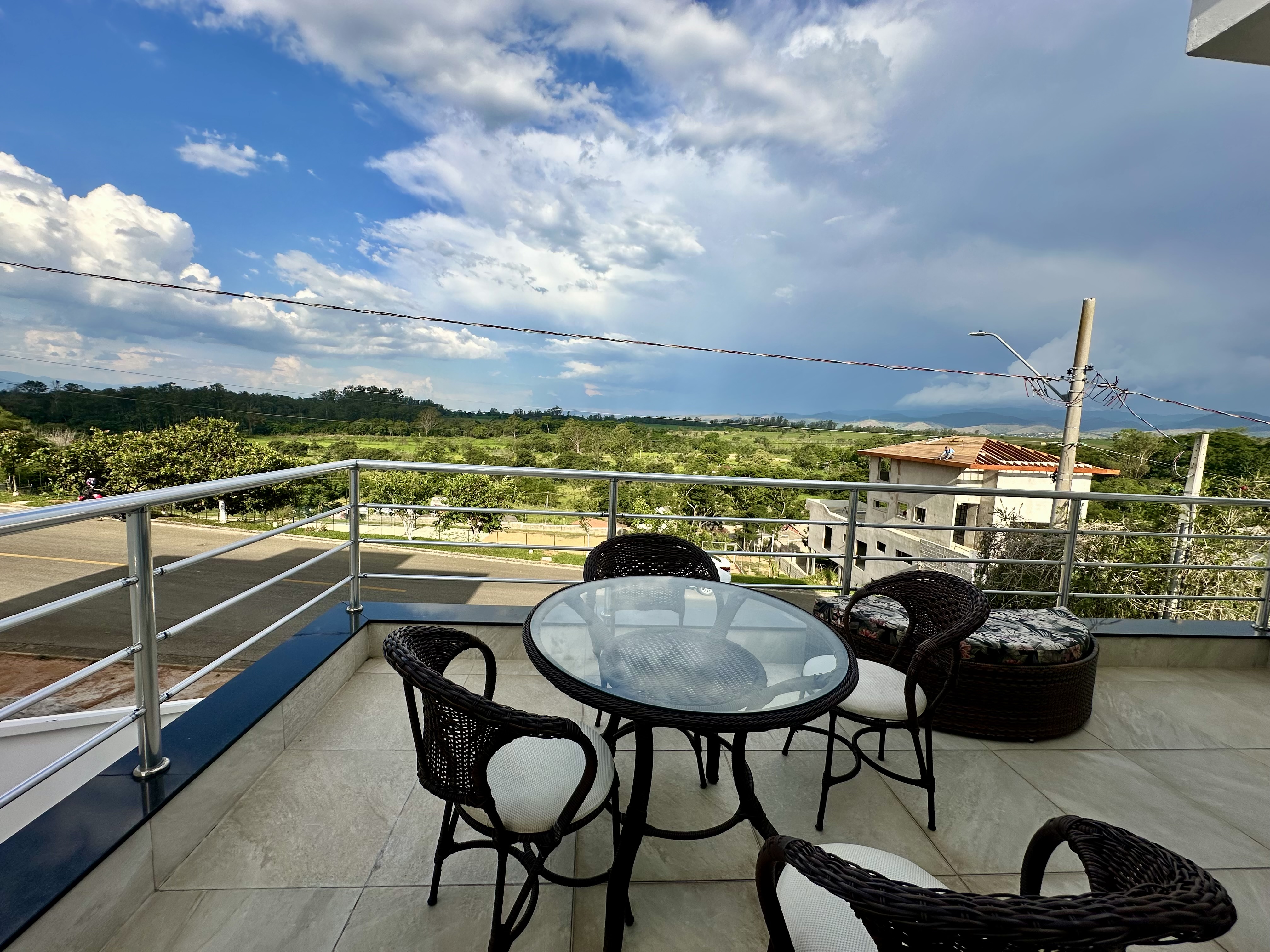 Casa para venda e locação com 3 suítes no Condomínio Reserva dos Lagos em Pindamonhangaba/SP.