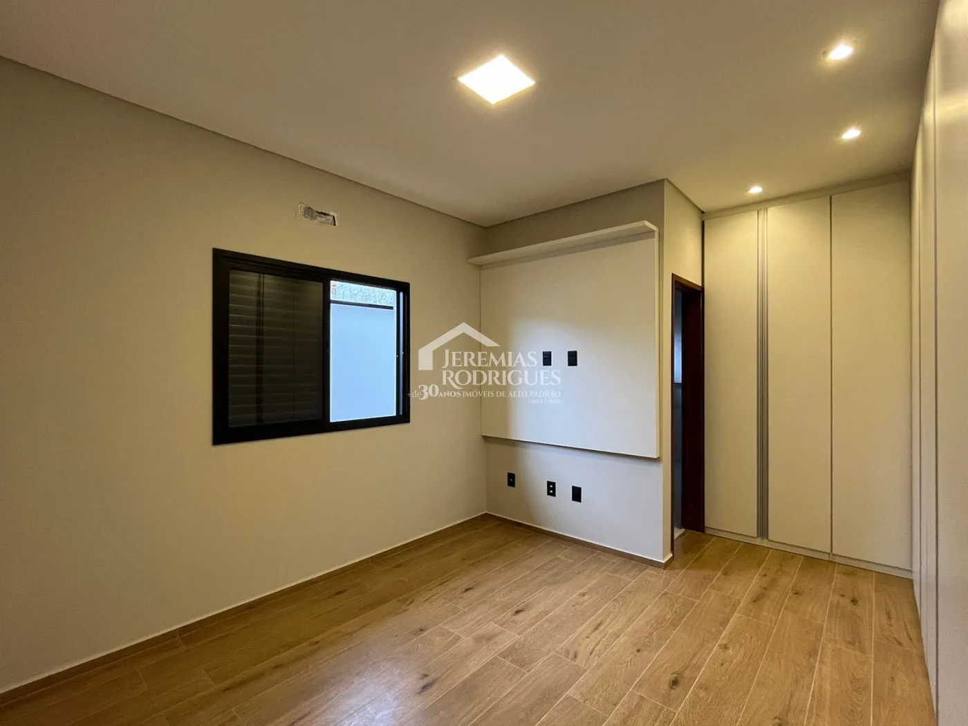 Casa assobradada à venda com 3 suítes no Condomínio Cyrela Landscape em Taubaté/SP.