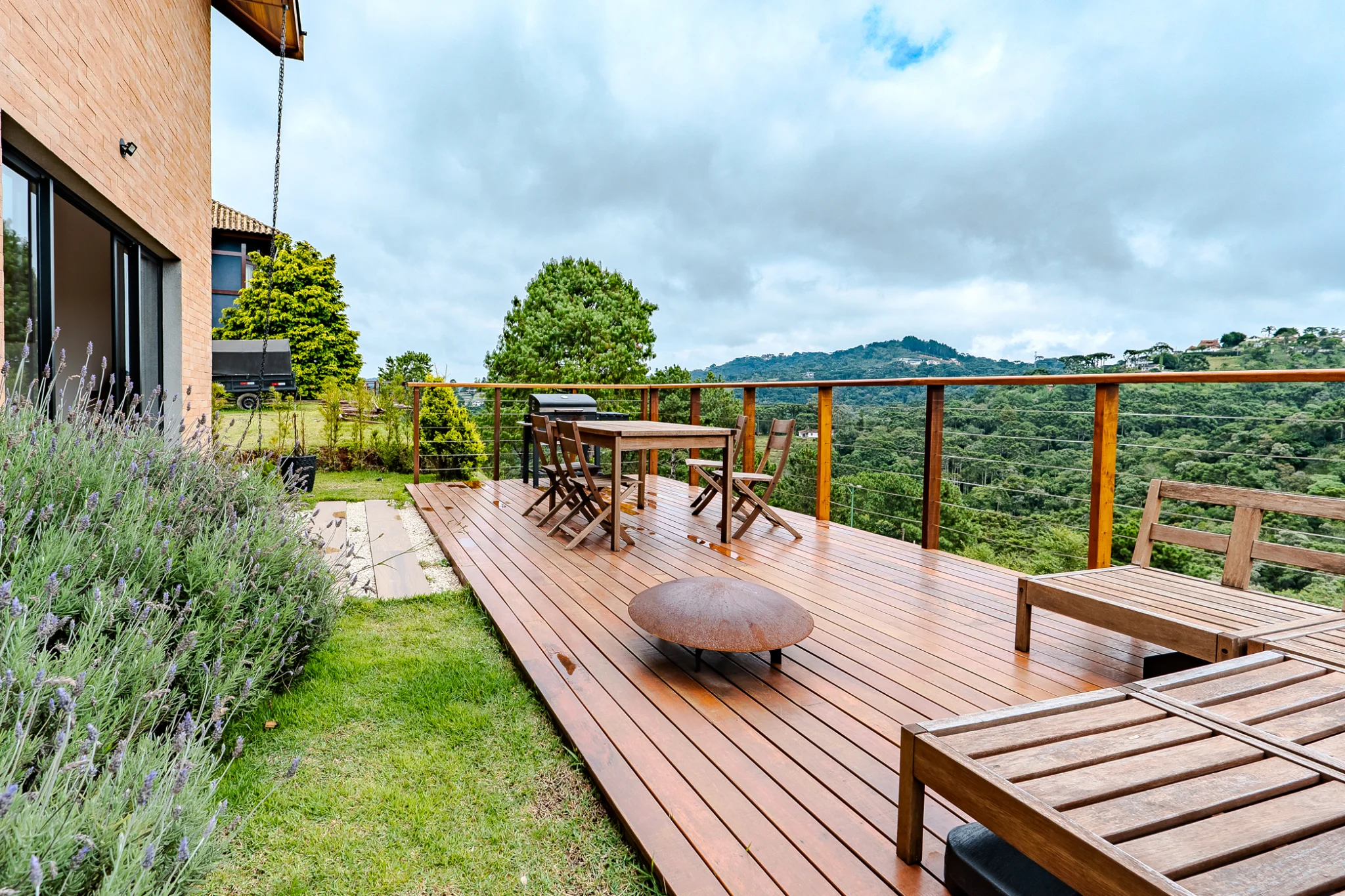 Casa à venda com 4 suítes no Condomínio Beverly Hills em Campos do Jordão/SP. 