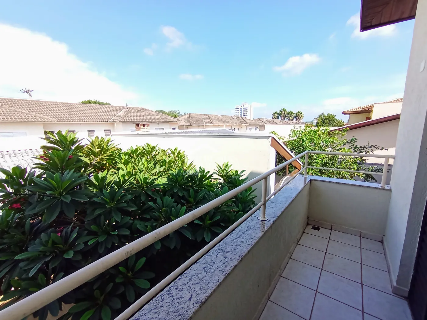 Casa assobradada à venda com 3 suítes no Condomínio Fortaleza em Taubaté/SP.