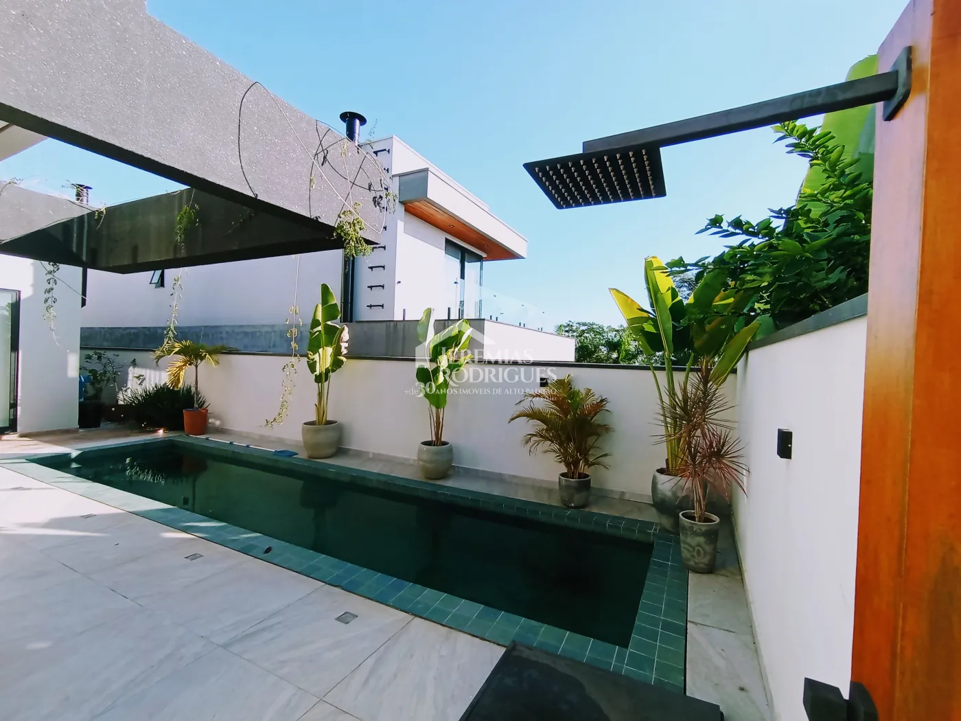 Casa à venda com 5 dormitórios no Condomínio Reserva dos Lagos em Pindamonhangaba/SP.