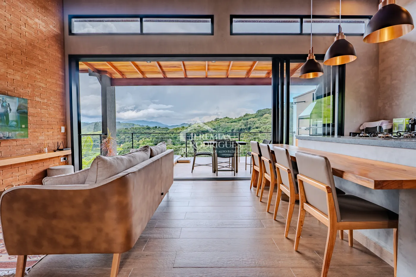 Casa à venda térrea com 2 suítes no Condomínio Parque da Mantiqueira em Santo Antônio do Pinhal/SP.