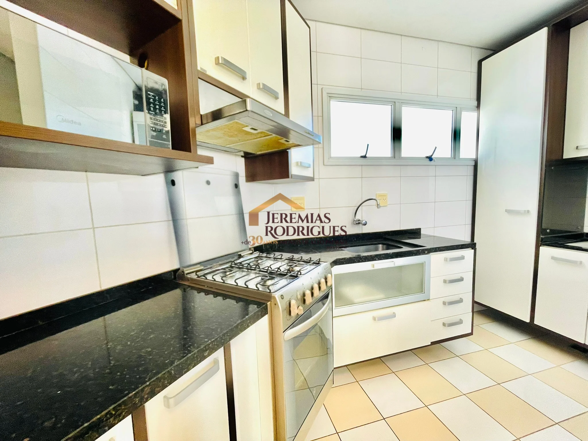 Cobertura Duplex semimobiliada para locação no Edifício Village Towers em Taubaté/SP.