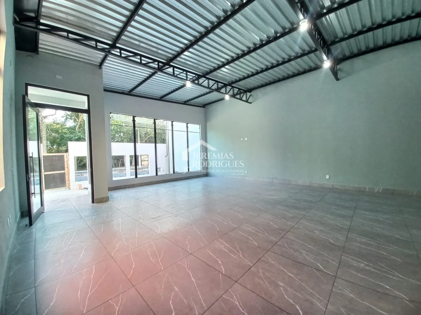 Galpão com 144 m² no bairro Residencial Jardim Aurora em Pindamonhangaba/SP.
