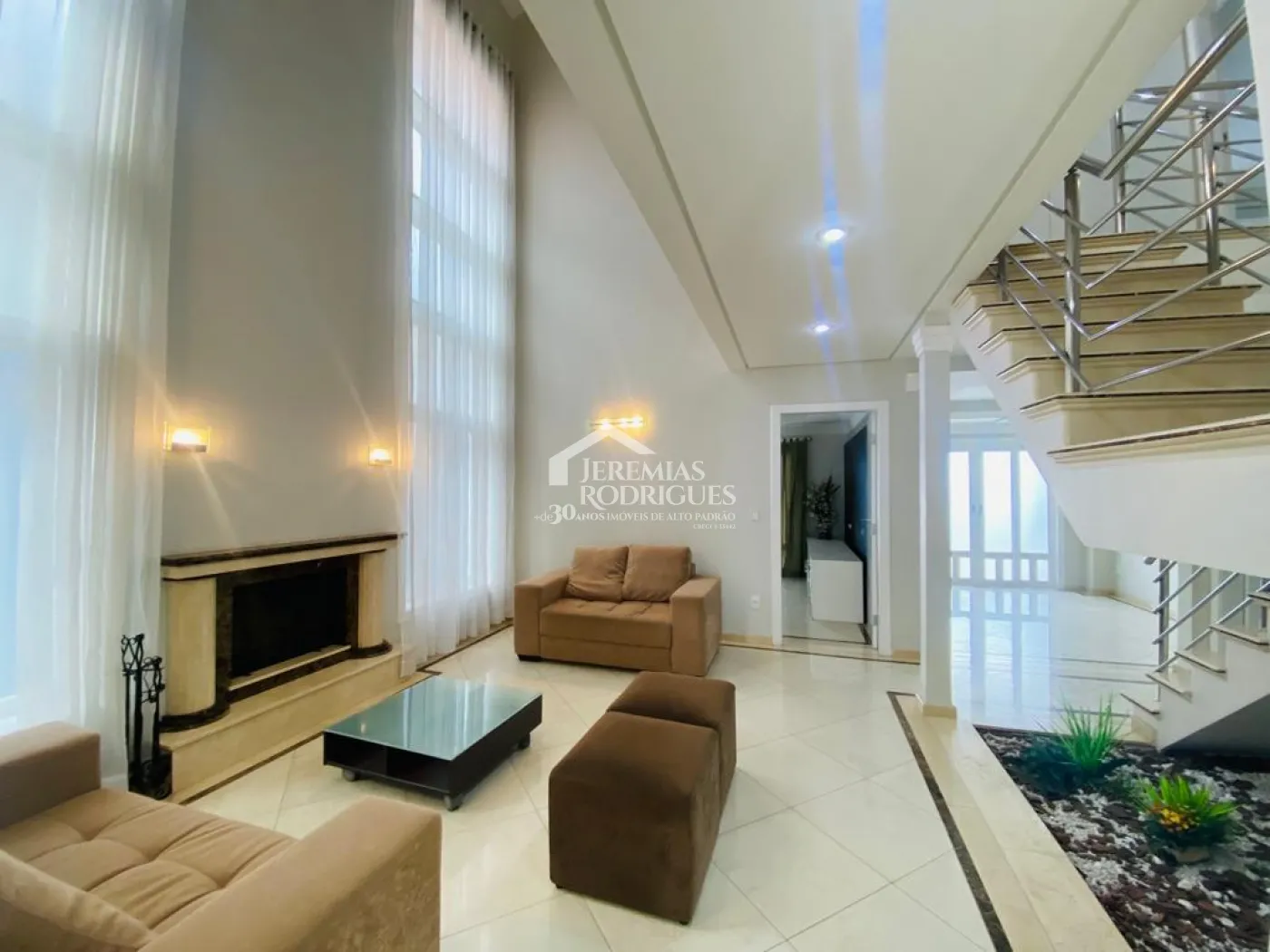 Casa à venda com 4 suítes no Condomínio Taubaté Village em Taubaté/SP. 