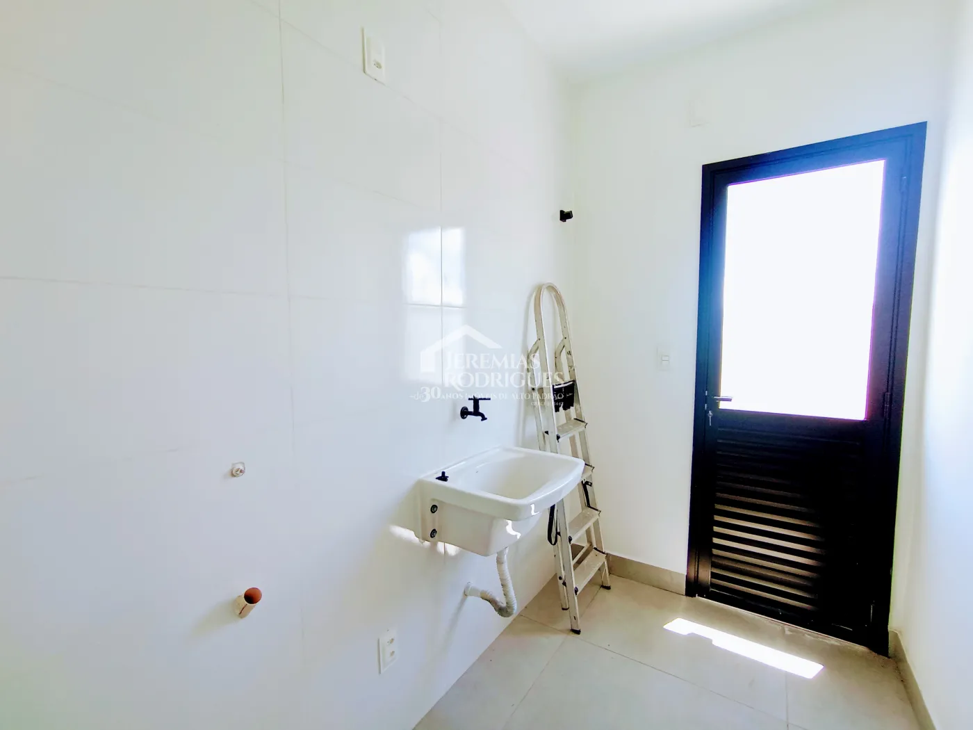 Casa assobradada à venda com 3 suítes no Condomínio Cyrela Landscape em Taubaté/SP.