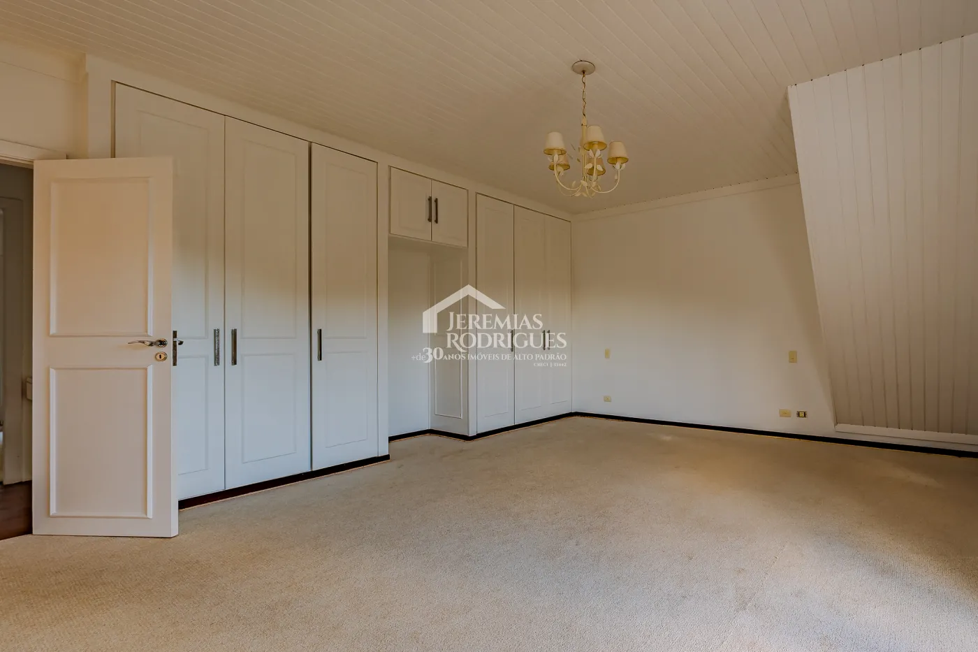 Casa para venda com 5 suítes no Condomínio Jardim Véu da Noiva em Campos do Jordão/SP