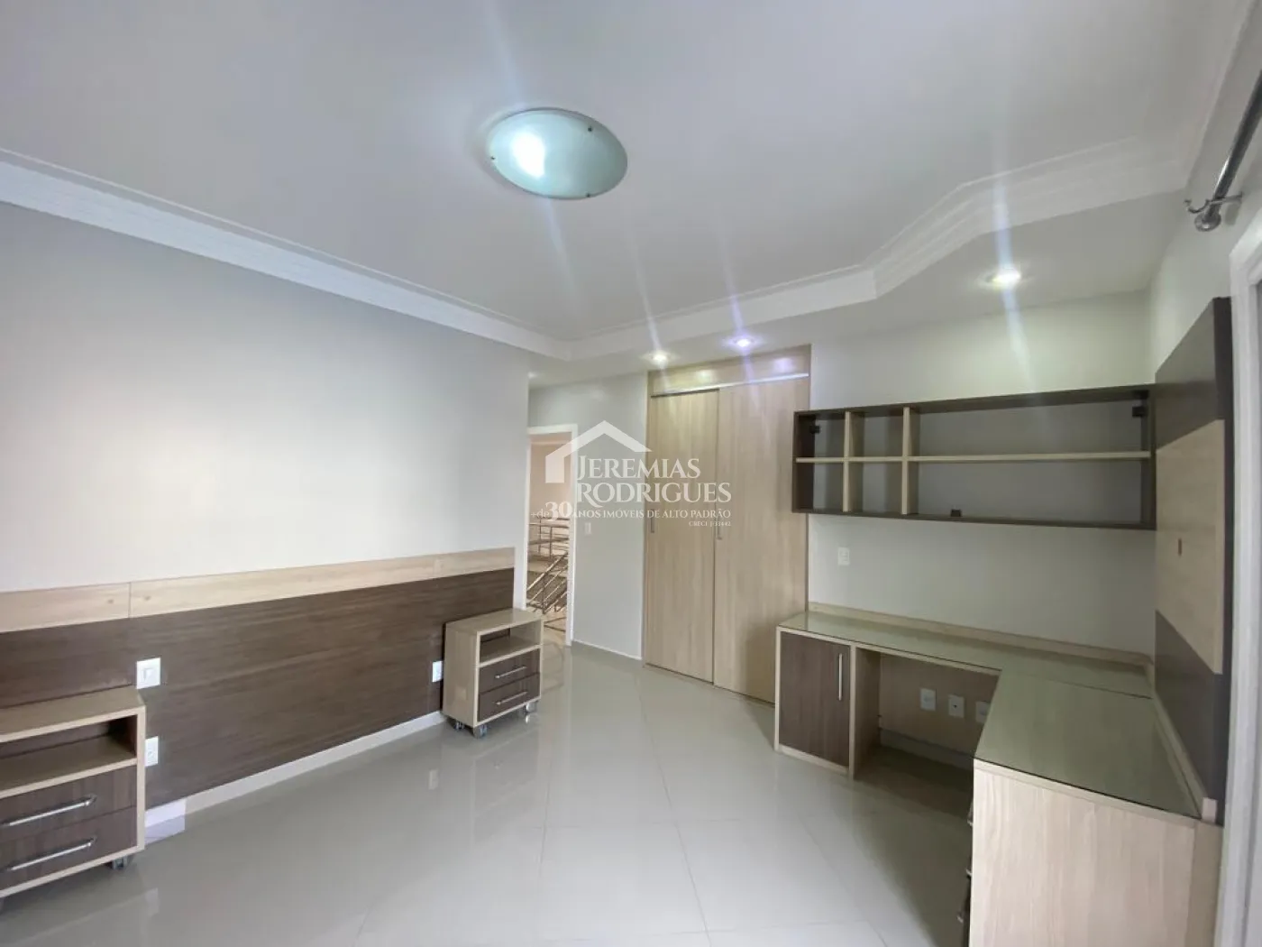 Casa à venda com 4 suítes no Condomínio Taubaté Village em Taubaté/SP. 