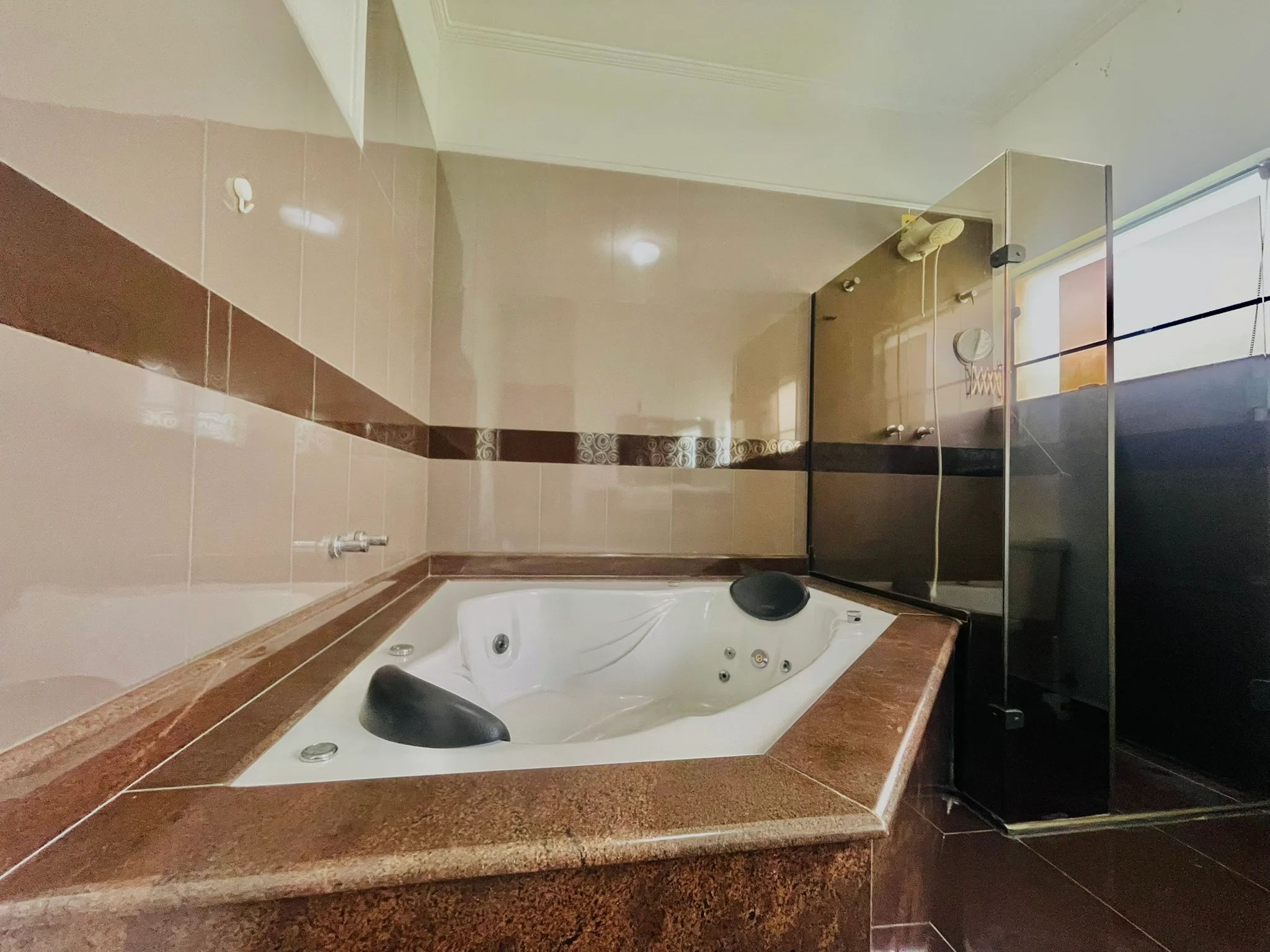 Casa à venda com 4 dormitórios no Condomínio Real Ville em Pindamonhangaba/SP. 