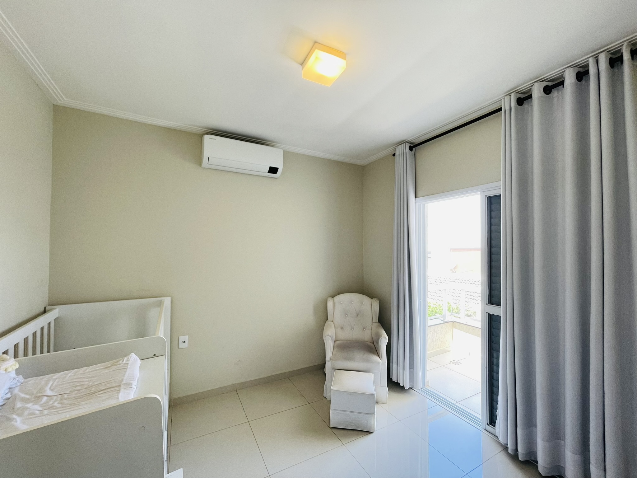 Casa à venda com 3 dormitórios no Condomínio Moema Ville em Pindamonhangaba/SP.