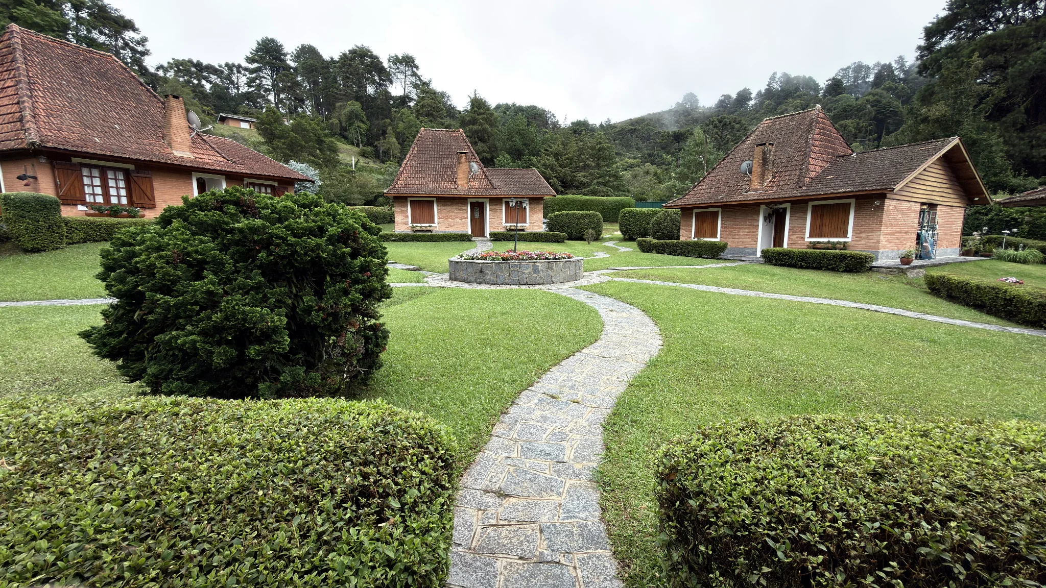 Casa à venda com 2 dormitórios no Condomínio Petiti Village em Campos do Jordão/SP.
