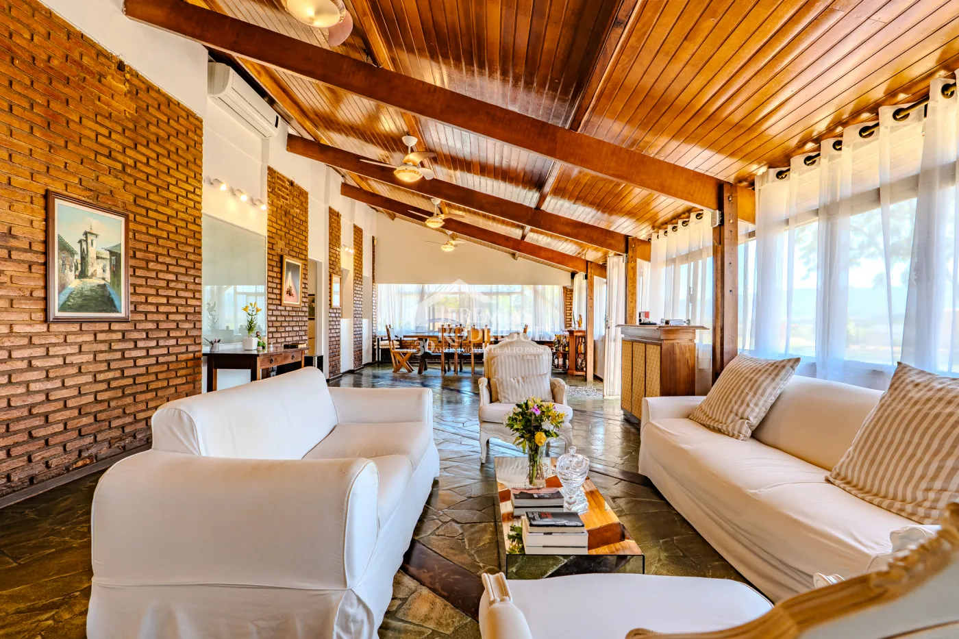 A Imobiliária Jeremias Rodrigues Imóveis de Alto Padrão disponibiliza para venda essa casa no Condomínio Morada do Visconde em Tremembé/SP.