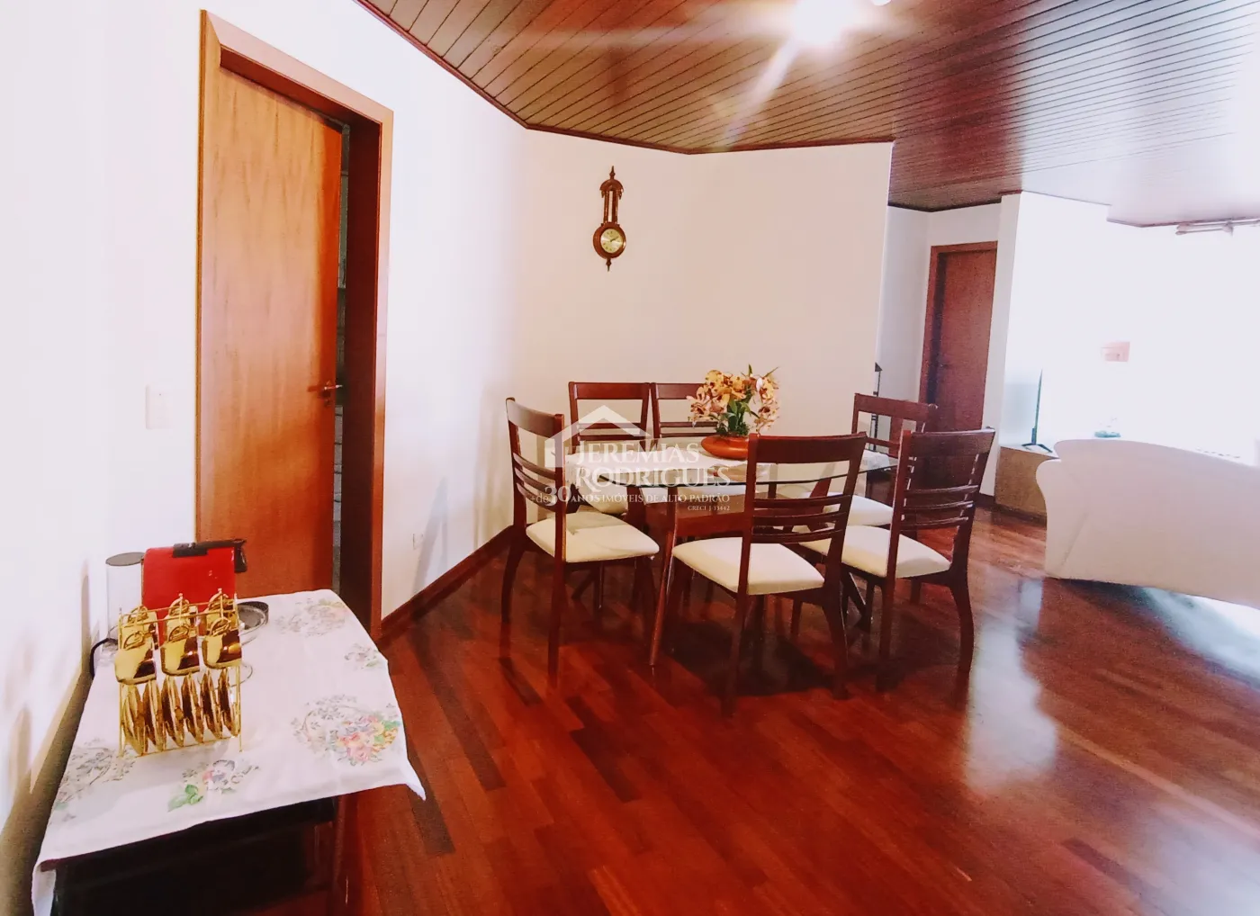 Apartamento para venda com 4 dormitórios no Edifício Solar Bela Vista em Campos do Jordão/SP