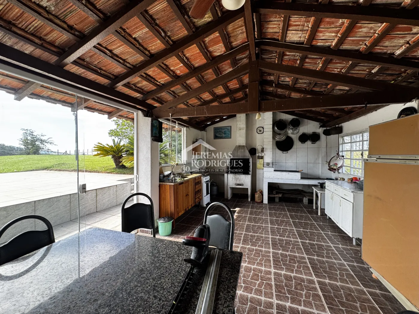 Sitio à venda com 5 dormitórios, 3,5 alqueires no bairro Cruz Pequena em Pindamonhangaba/SP