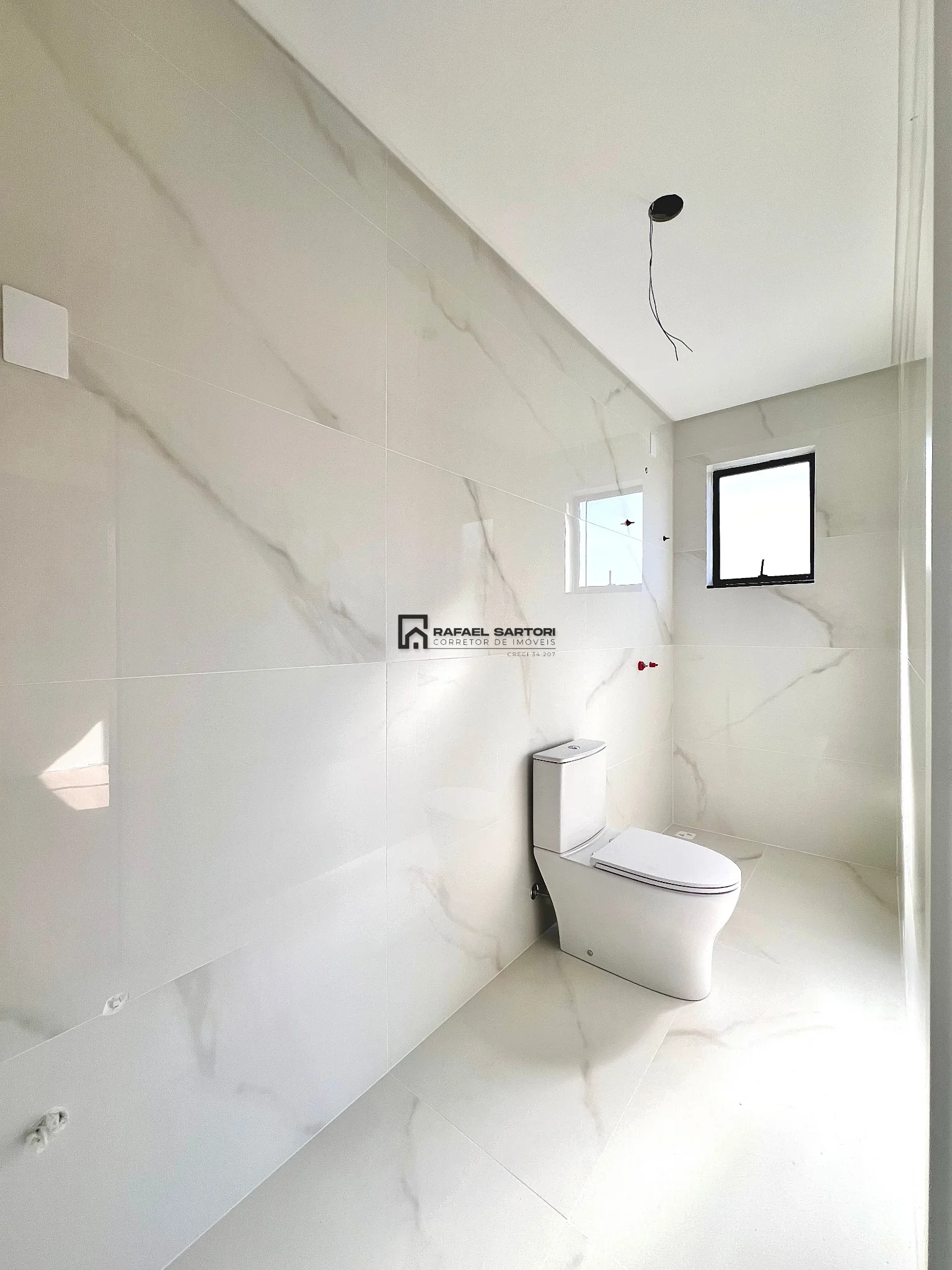 CASA COM 03 SUITES NO AMIZADE