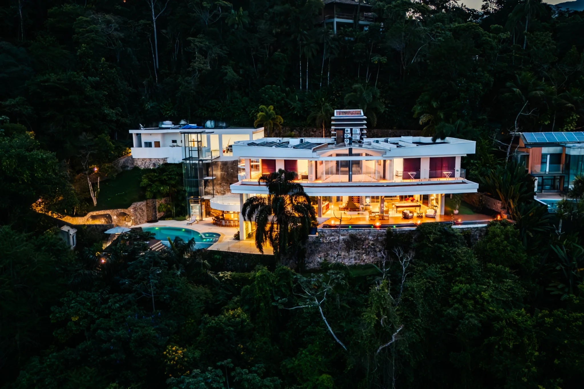 Casa com 4 suítes à venda no Condomínio Fortaleza em Ubatuba/SP.