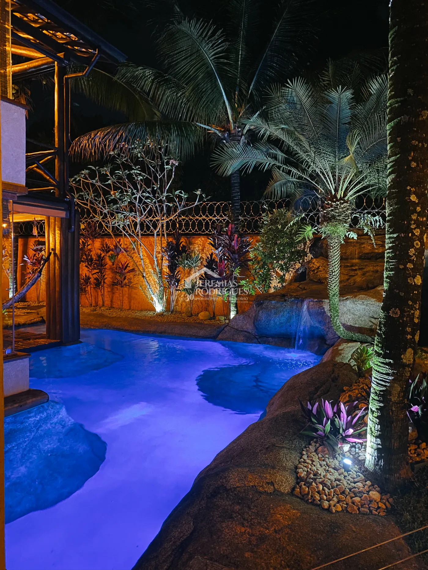 Casa para venda e locação com 5 dormitórios no Condomínio Taubaté Village em Taubaté/SP.