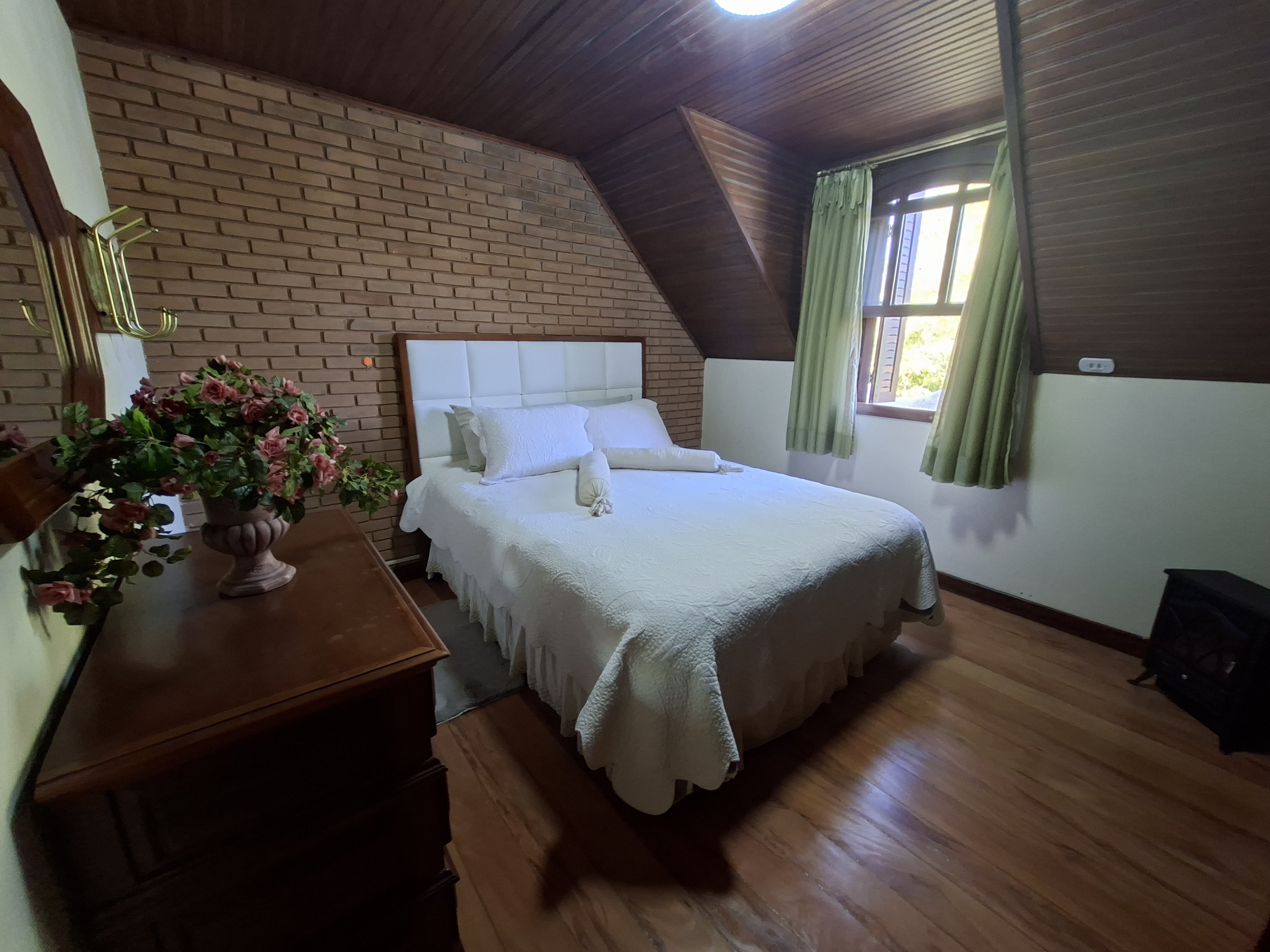 Casa para locação com 3 dormitórios no Morro do Elefante em Campos do Jordão/SP.