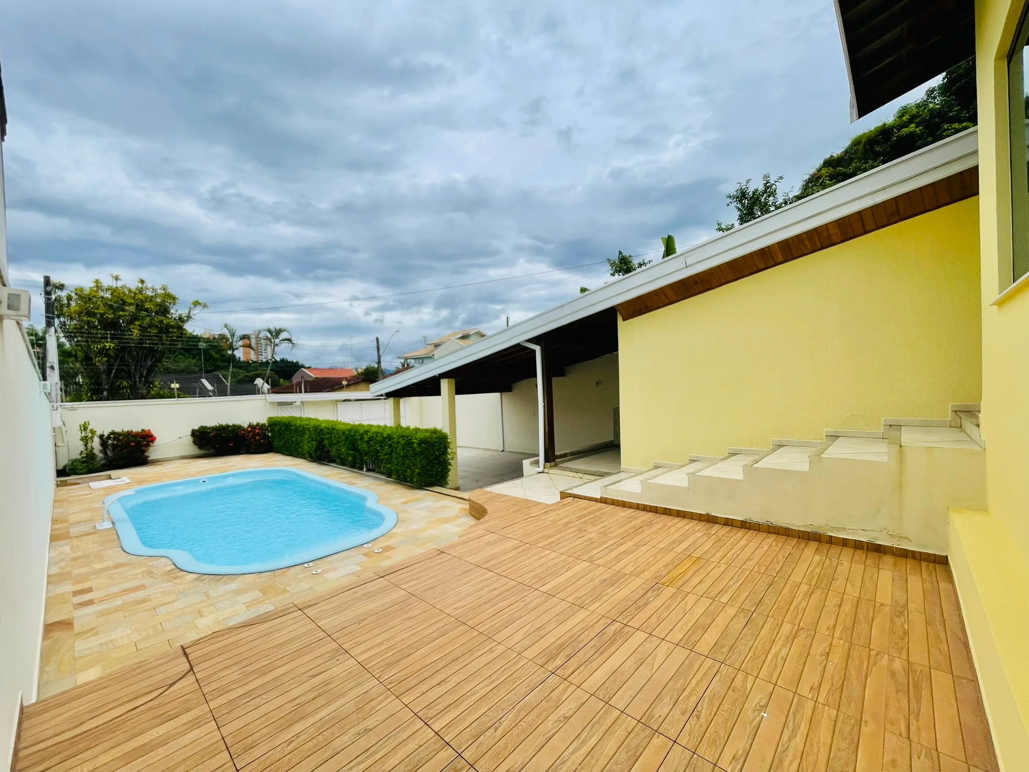 Casa à venda com 3 dormitórios no bairro Jardim das Nações em Taubaté/SP. 