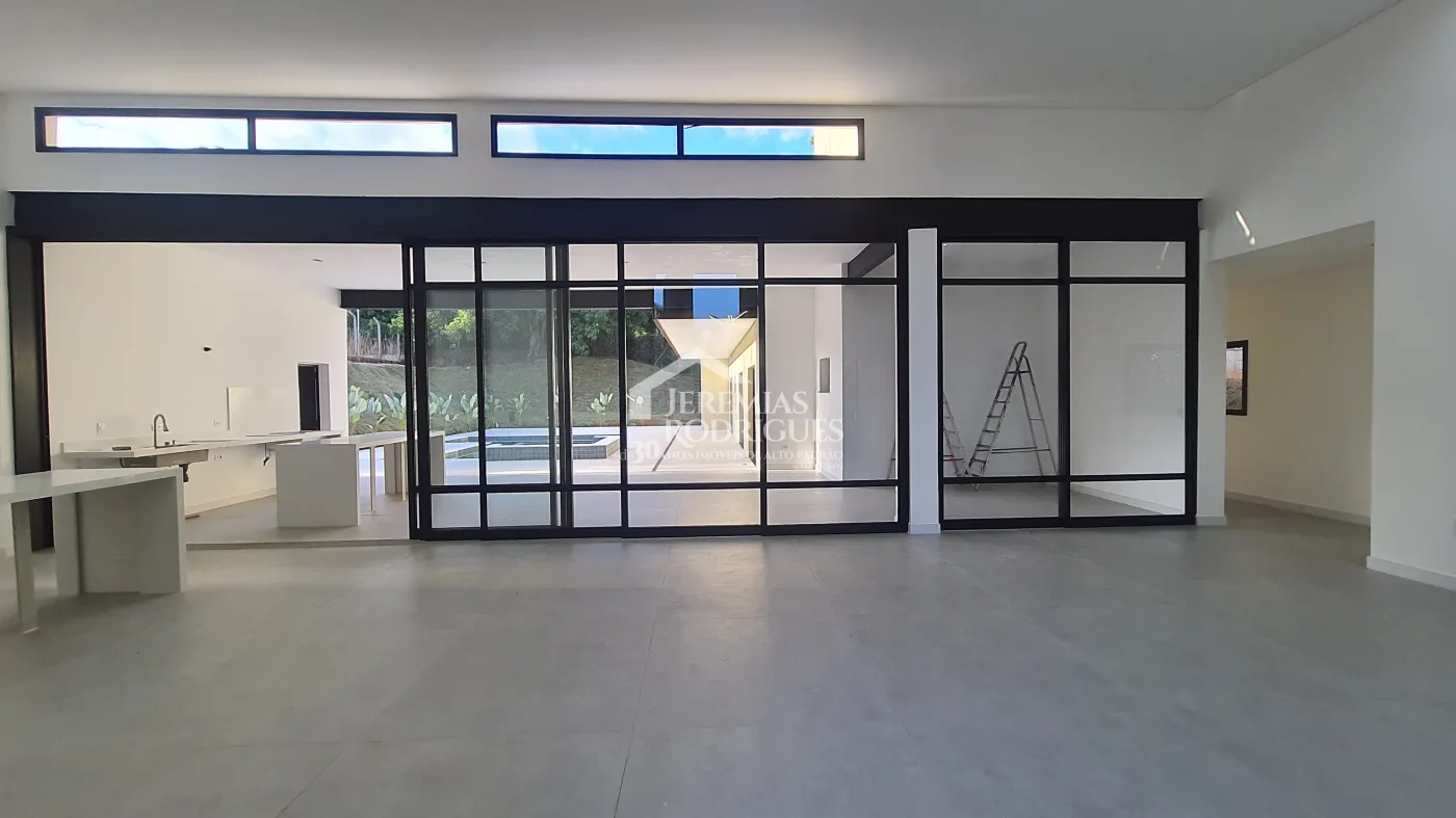 Casa à venda com 3 suítes no Condomínio Chácaras Cataguá em Taubaté/SP.