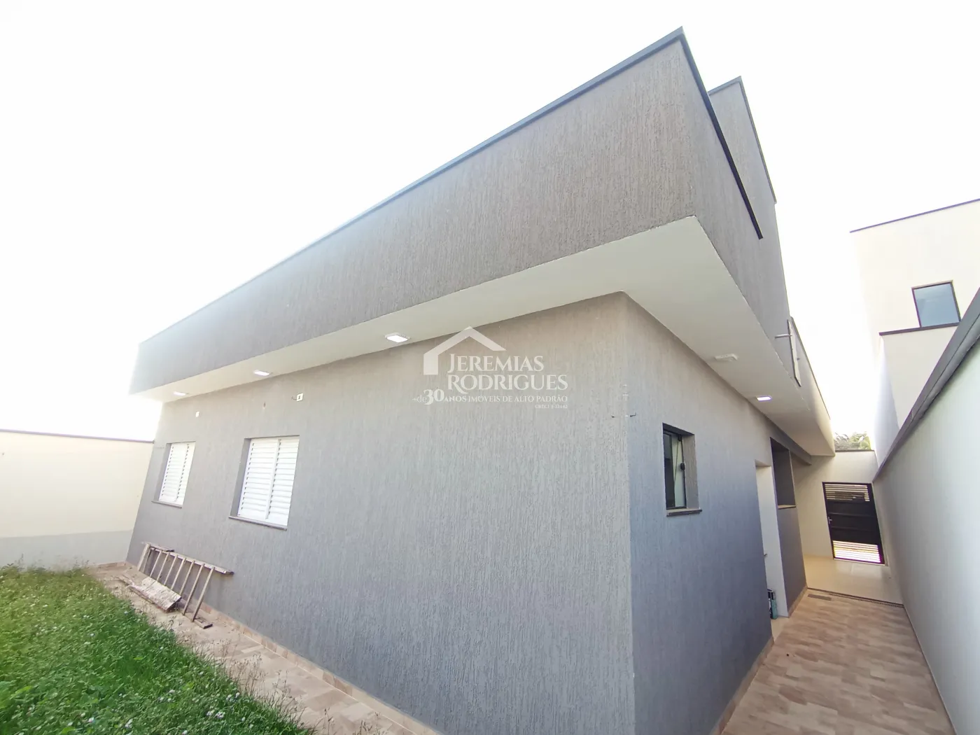 Casa à venda com 3 dormitórios no Condomínio Morada do Visconde em Tremembé/SP.