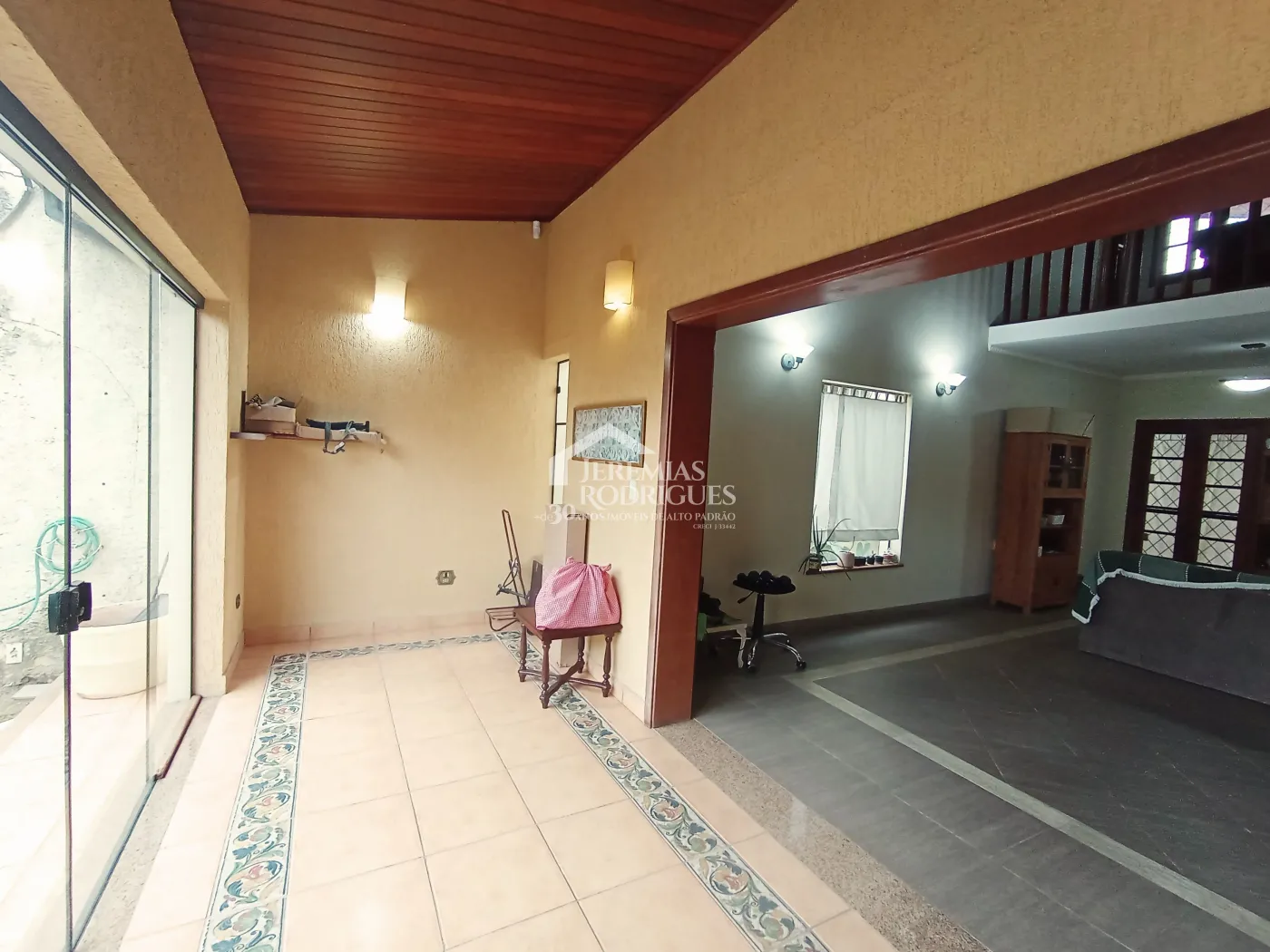 Casa para venda e locação com 3 suítes no bairro Parque das Flores em Taubaté/SP.