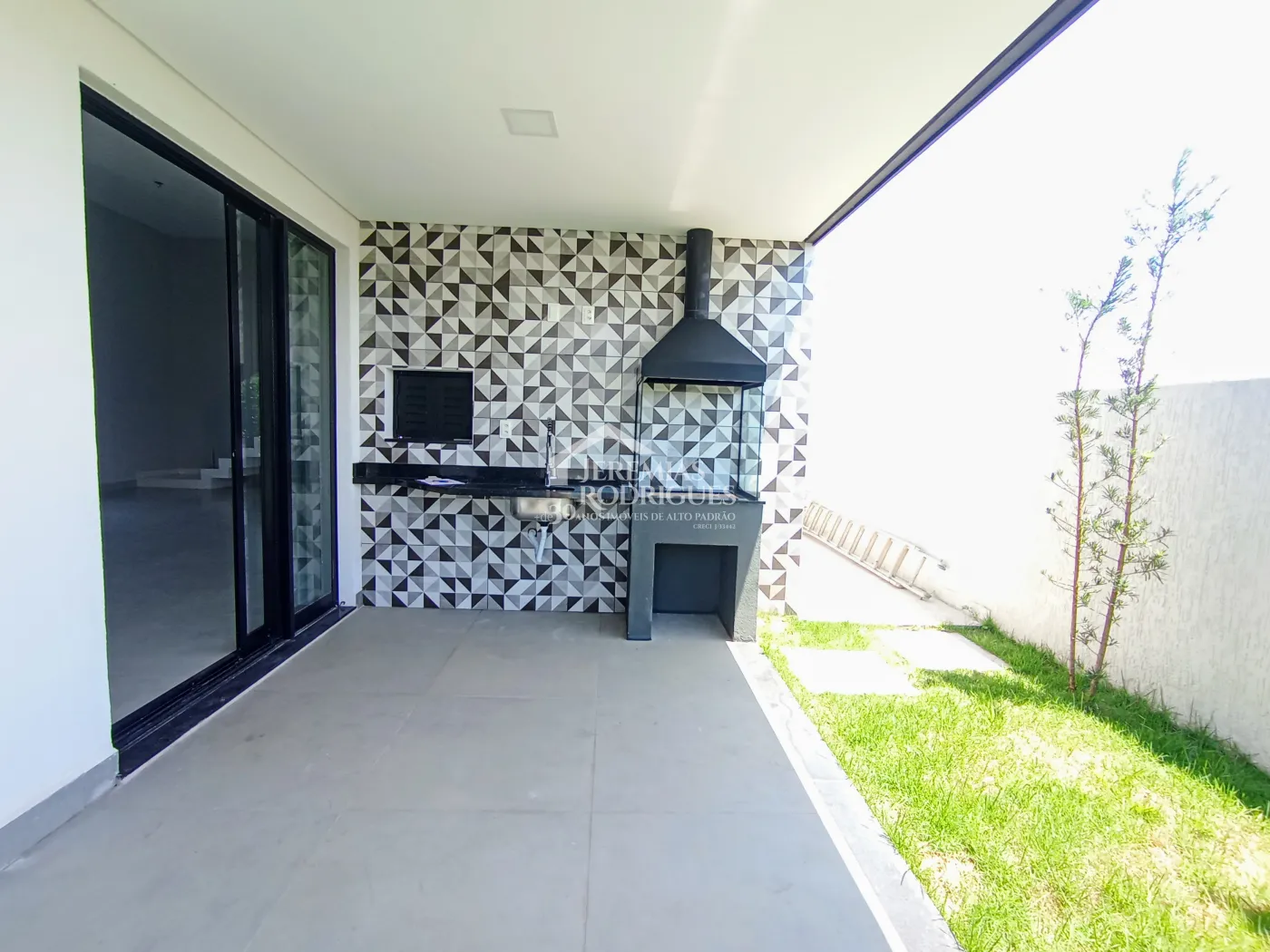 Casa assobradada à venda com 3 suítes no Condomínio Cyrela Landscape em Taubaté/SP.