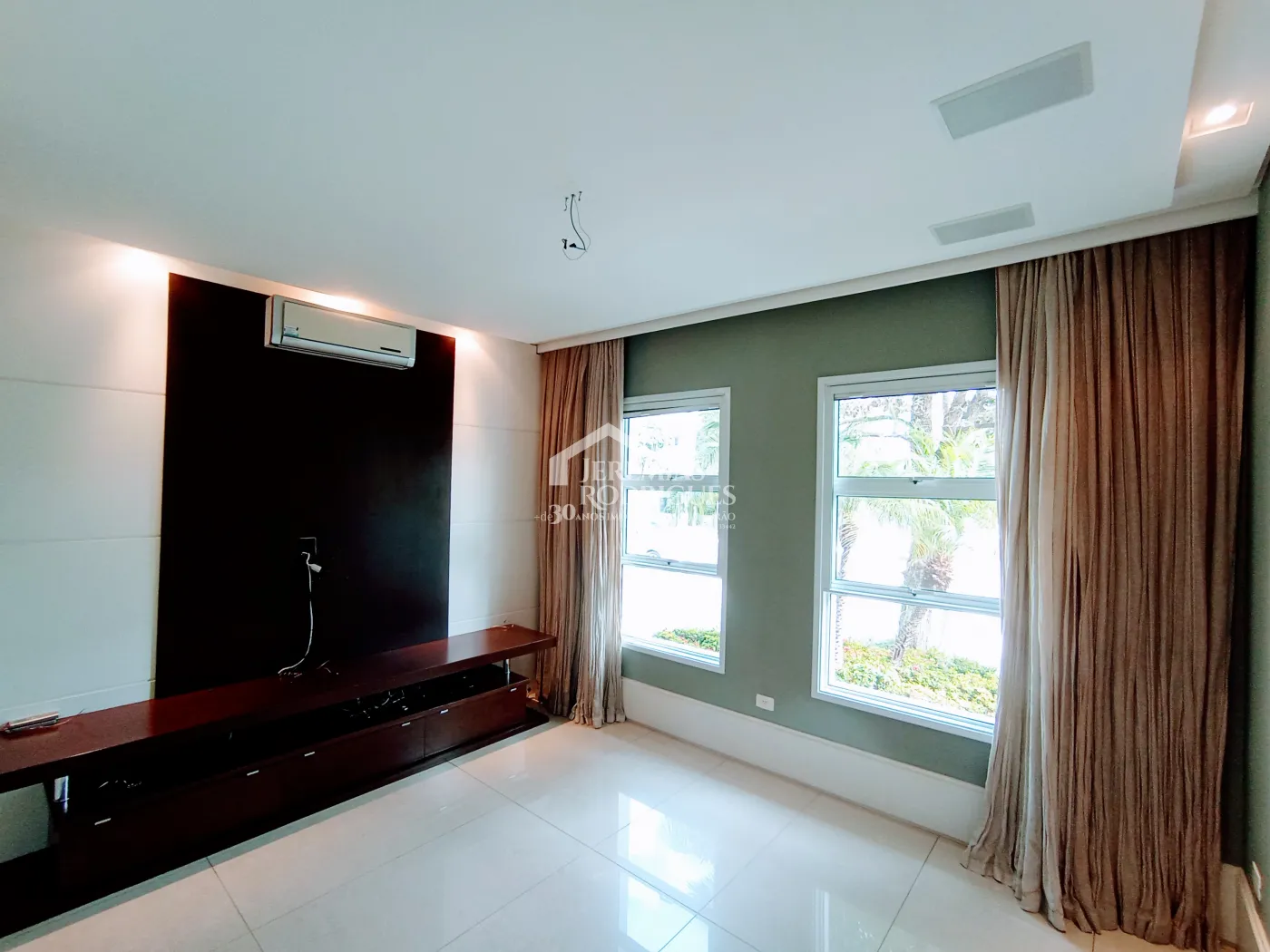 Casa para venda e locação com 4 suítes no Condomínio Taubaté Village em Taubaté/SP.