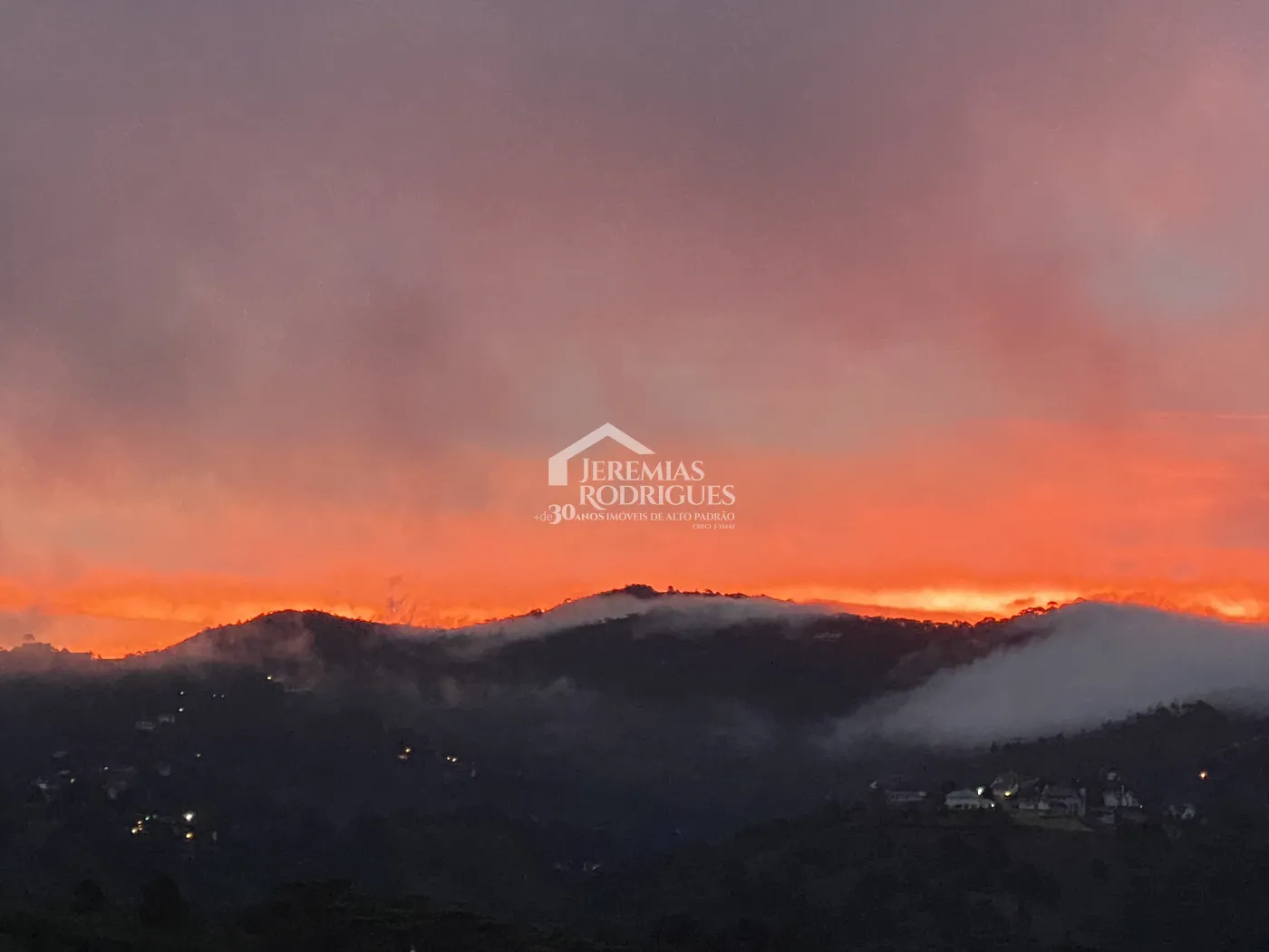 Casa à venda com 4 suítes no Condomínio Jardim Monte Belo em Campos do Jordão/SP.