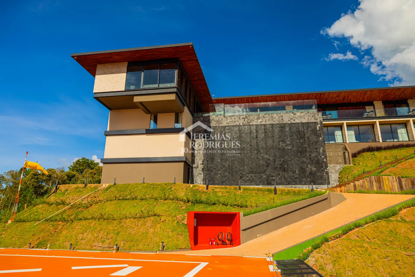 Mansão à venda com 11 suítes no Condomínio Gran Ville em Campos do Jordão/SP.