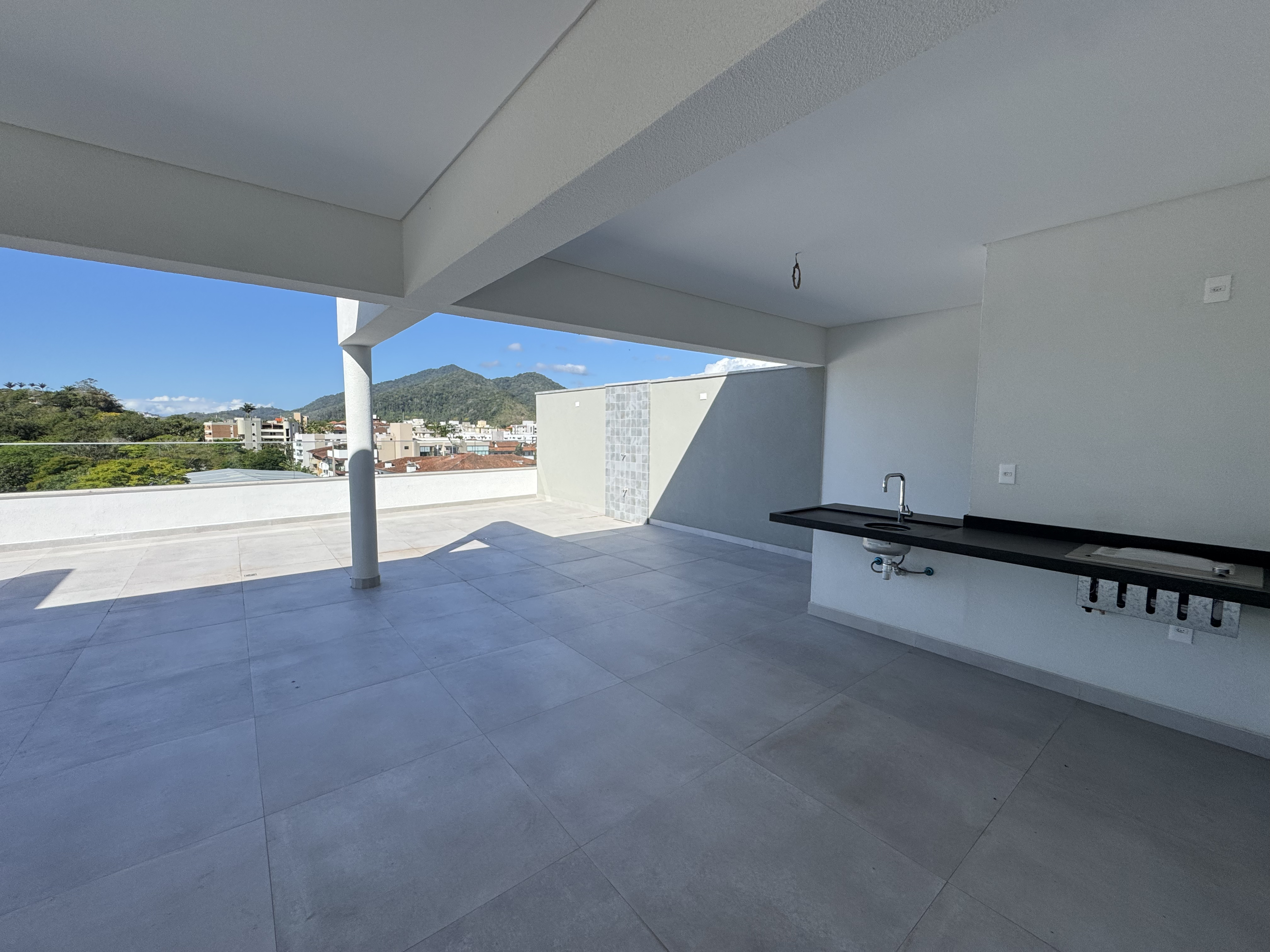 Apartamento à venda com 3 suítes no Condomínio Ankor Residencial em Ubatuba/SP.