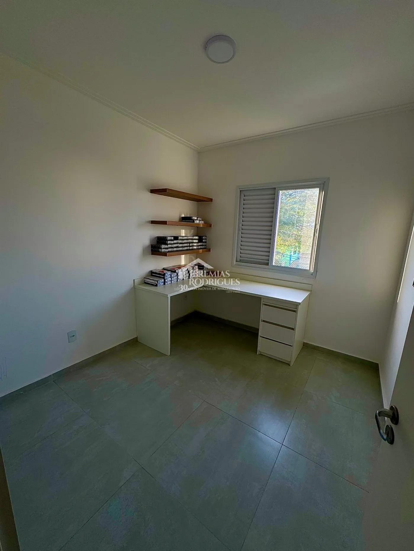 Apartamentos para venda e locação com 2 ou 3 dormitórios, 82 m² no Edifício Santiago em Pindamonhangaba/SP.