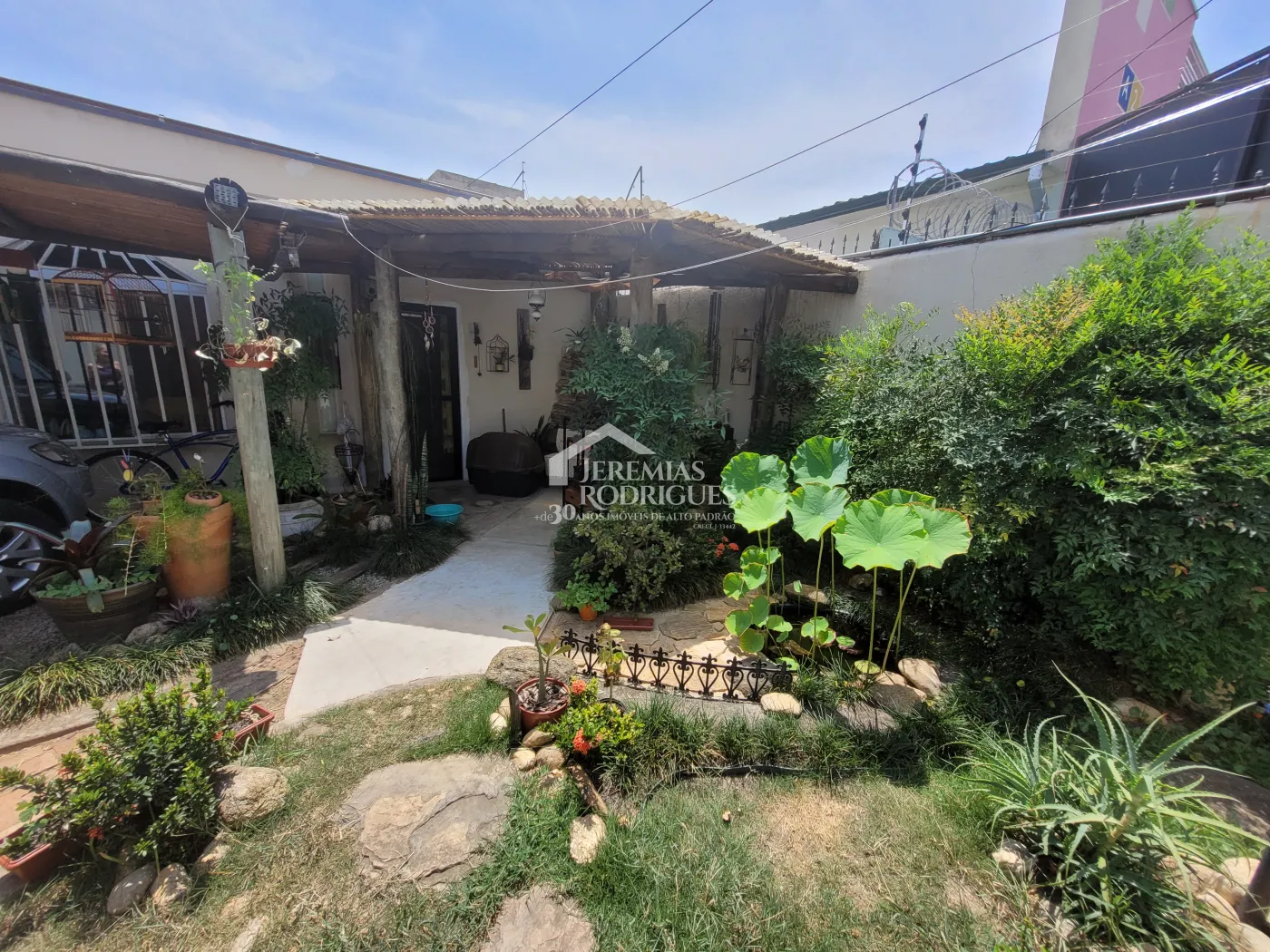 Casa à venda no Centro em Pindamonhangaba/SP.