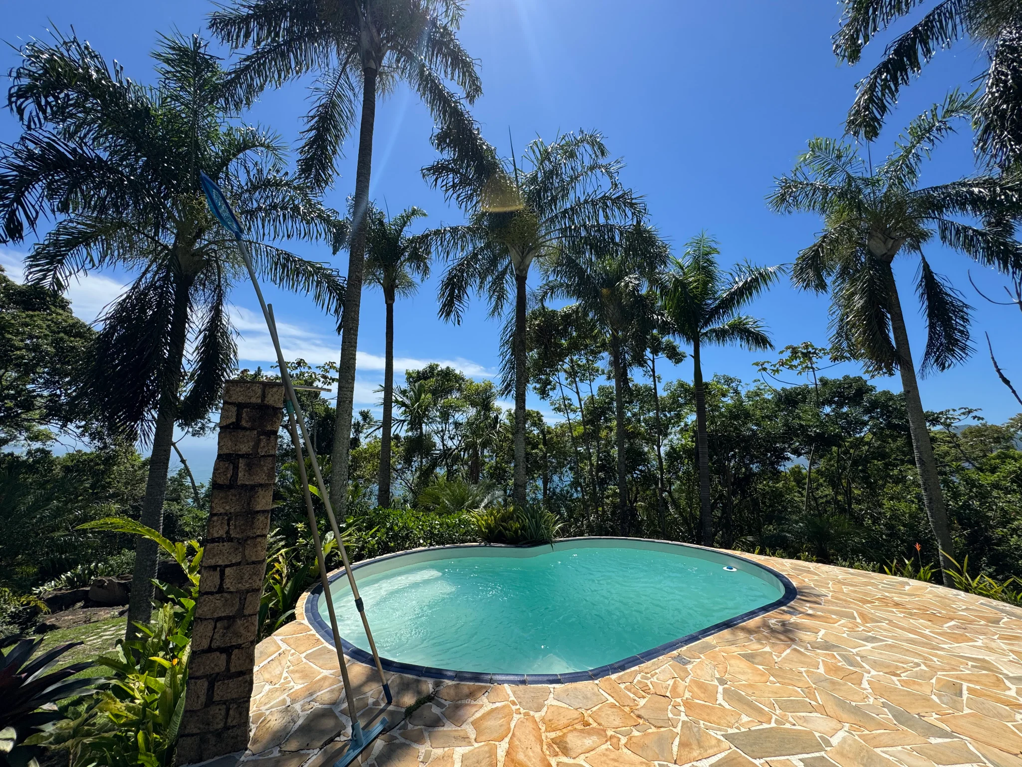 Casa à venda com 3 suítes no Condomínio Ponta das Toninhas em Ubatuba/SP. 