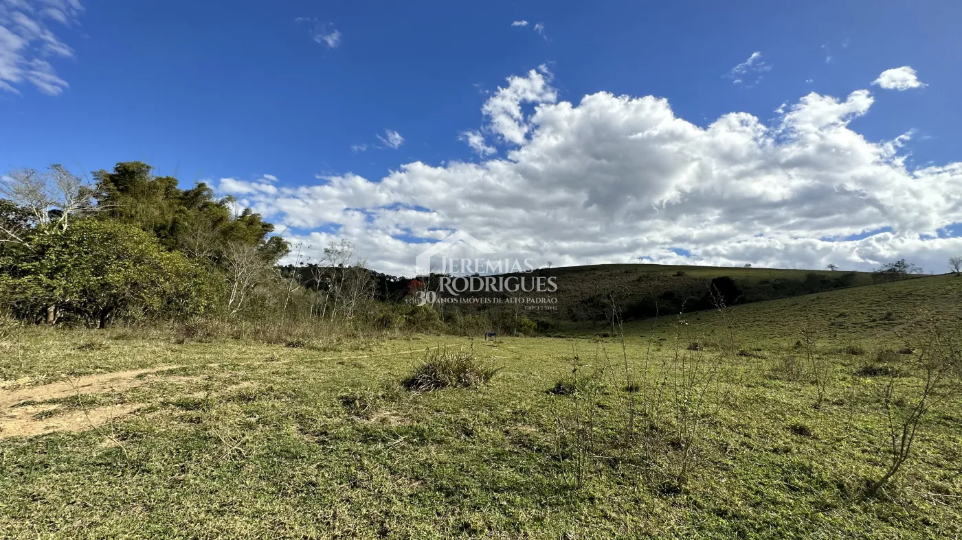 Fazenda para criação de gado de corte e plantação de milho, com mais de 612 hectares, em Cruzeiro-SP.