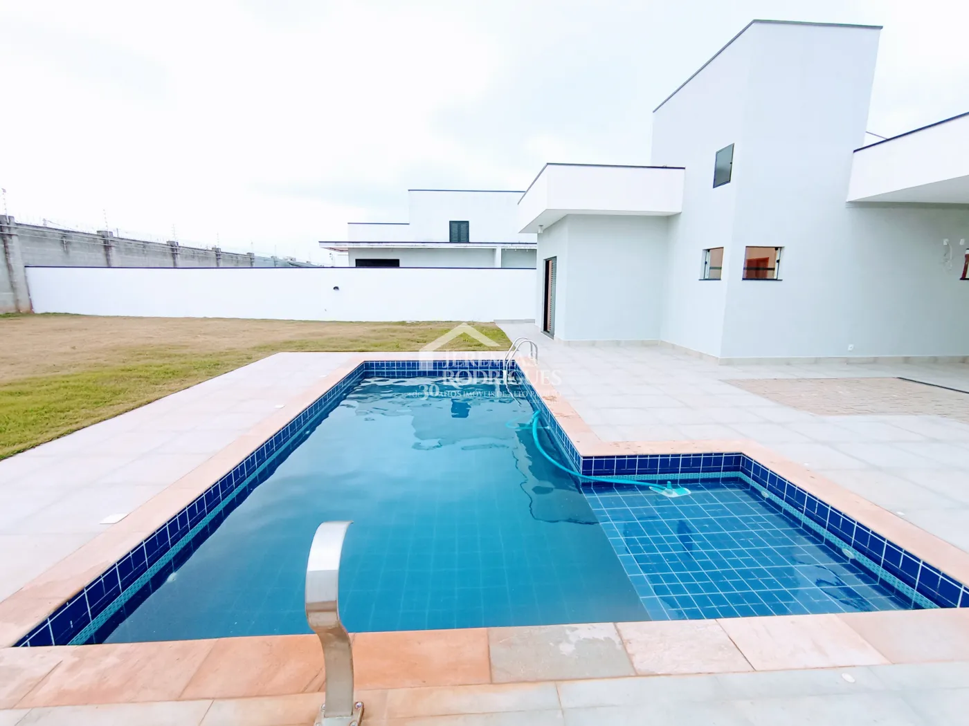 Casa para venda e locação com 3 dormitórios, no Condomínio Colonial Village II em Pindamonhangaba/SP
