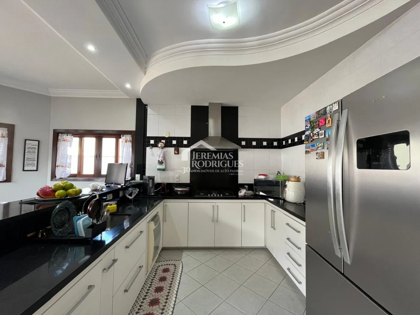 Casa à venda com 4 suítes no Condomínio Taubaté Village em Taubaté/SP.