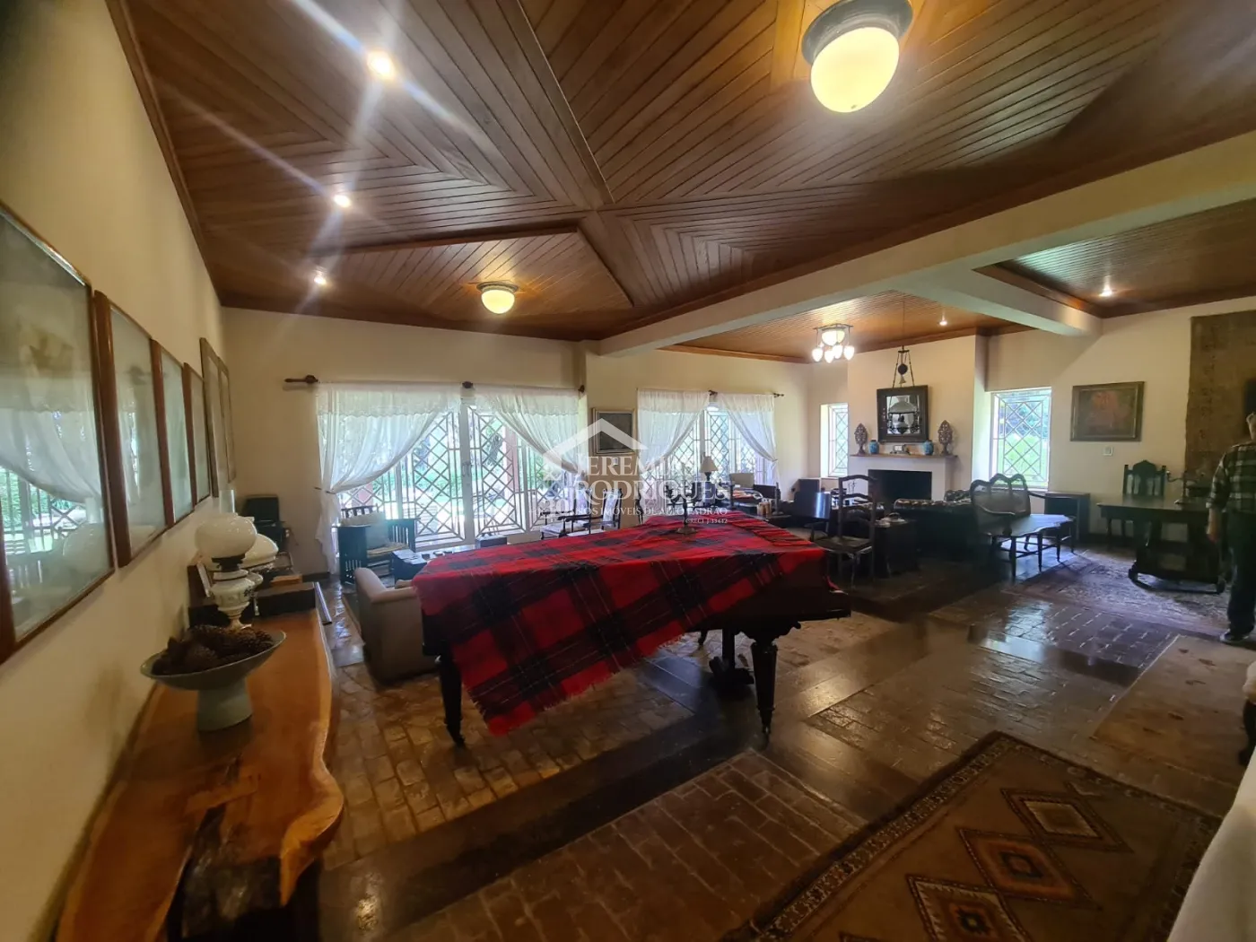 Casa à venda com 4 suítes no bairro Descansópolis em Campos do Jordão/SP.