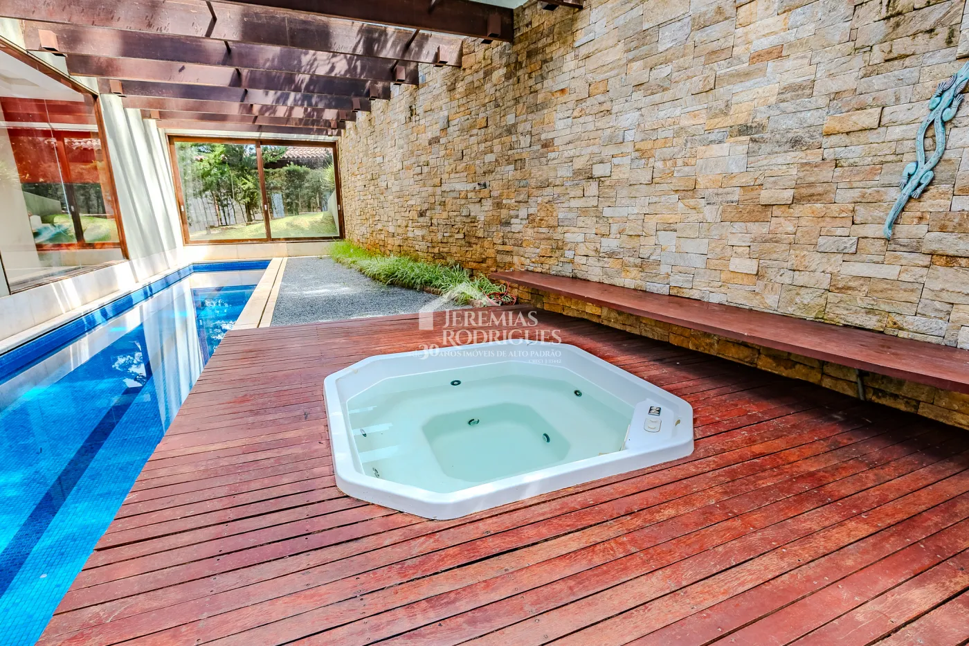 Casa para venda com 5 suítes no Condomínio Villandry em Campos do Jordão/SP