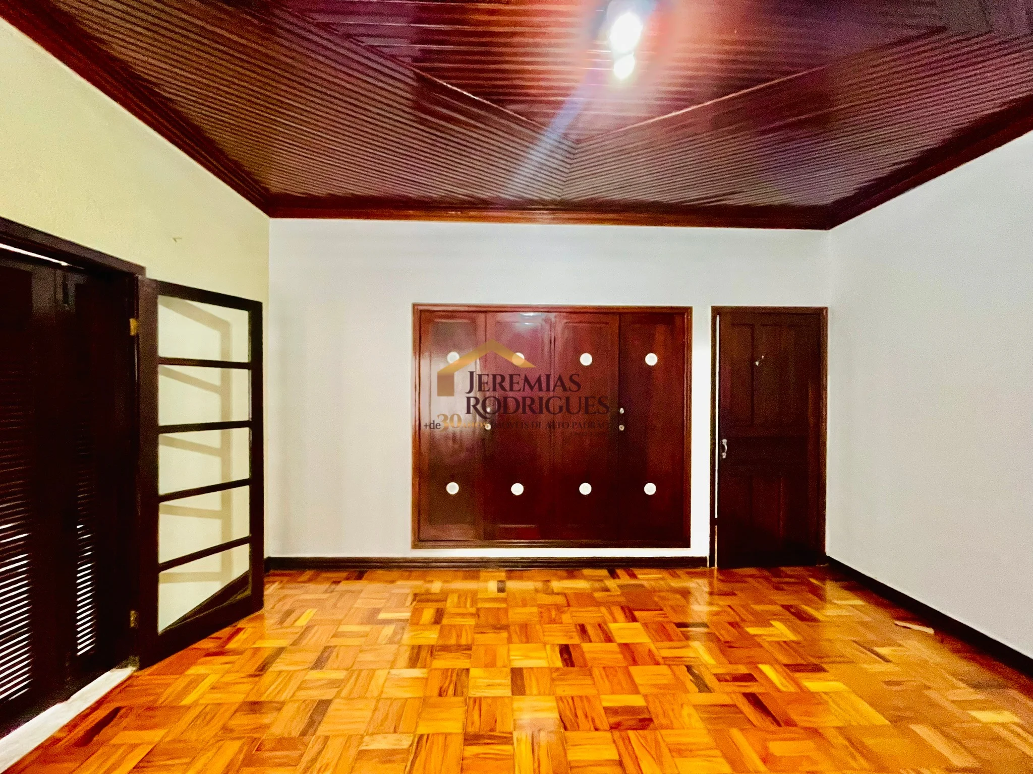 Casa para locação com estrutura para ponto comercial no Centro de Pindamonhangaba/SP. — foto 15