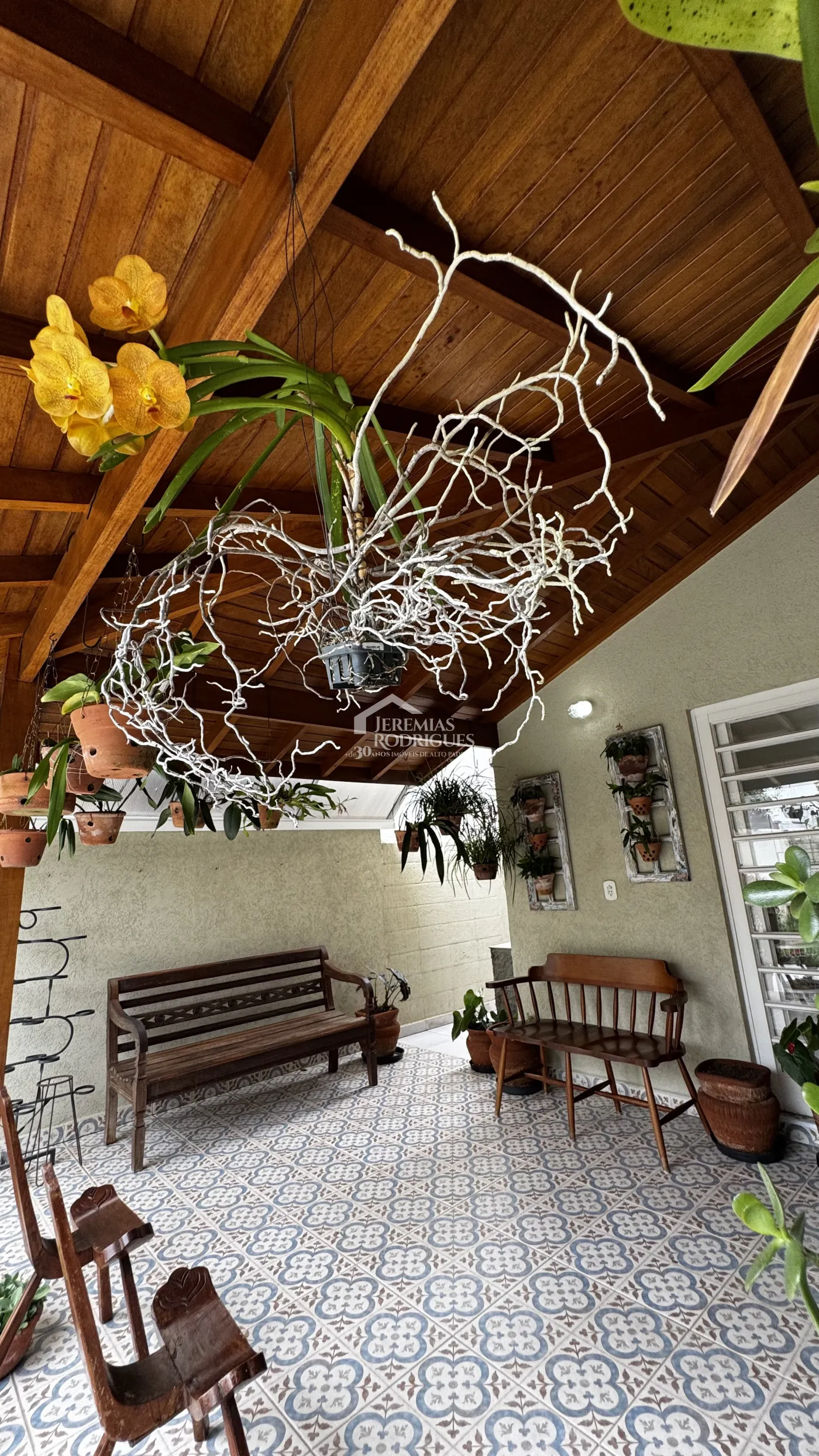 Casa assobradada à venda com 4 dormitórios no Condomínio Jardim das Hortênsias em Taubaté/SP.